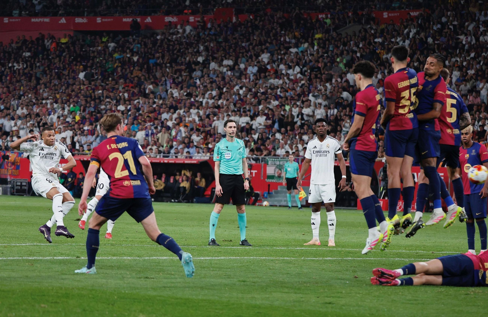 Mbappé supera la barrera del Barcelona para empatar a uno.