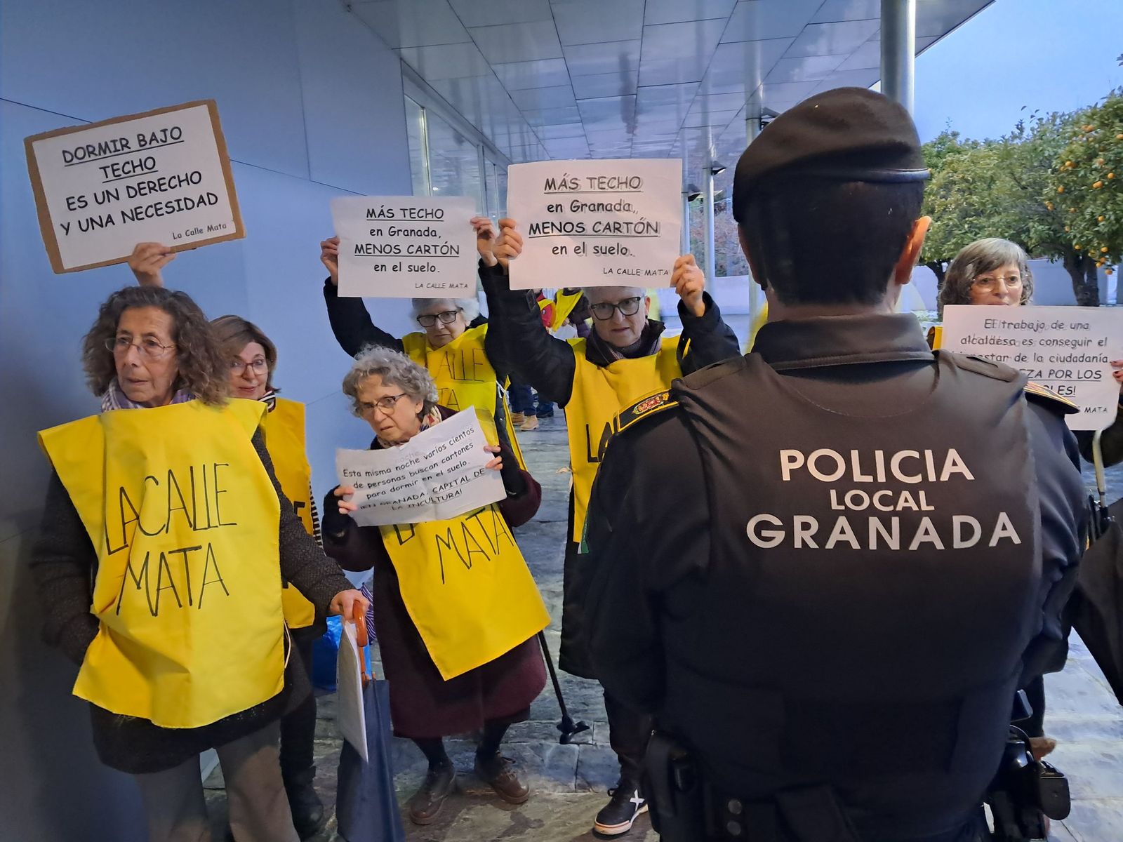 Manifestantes de La Calle Mata, en la entrada de la Cámara de Comercio.