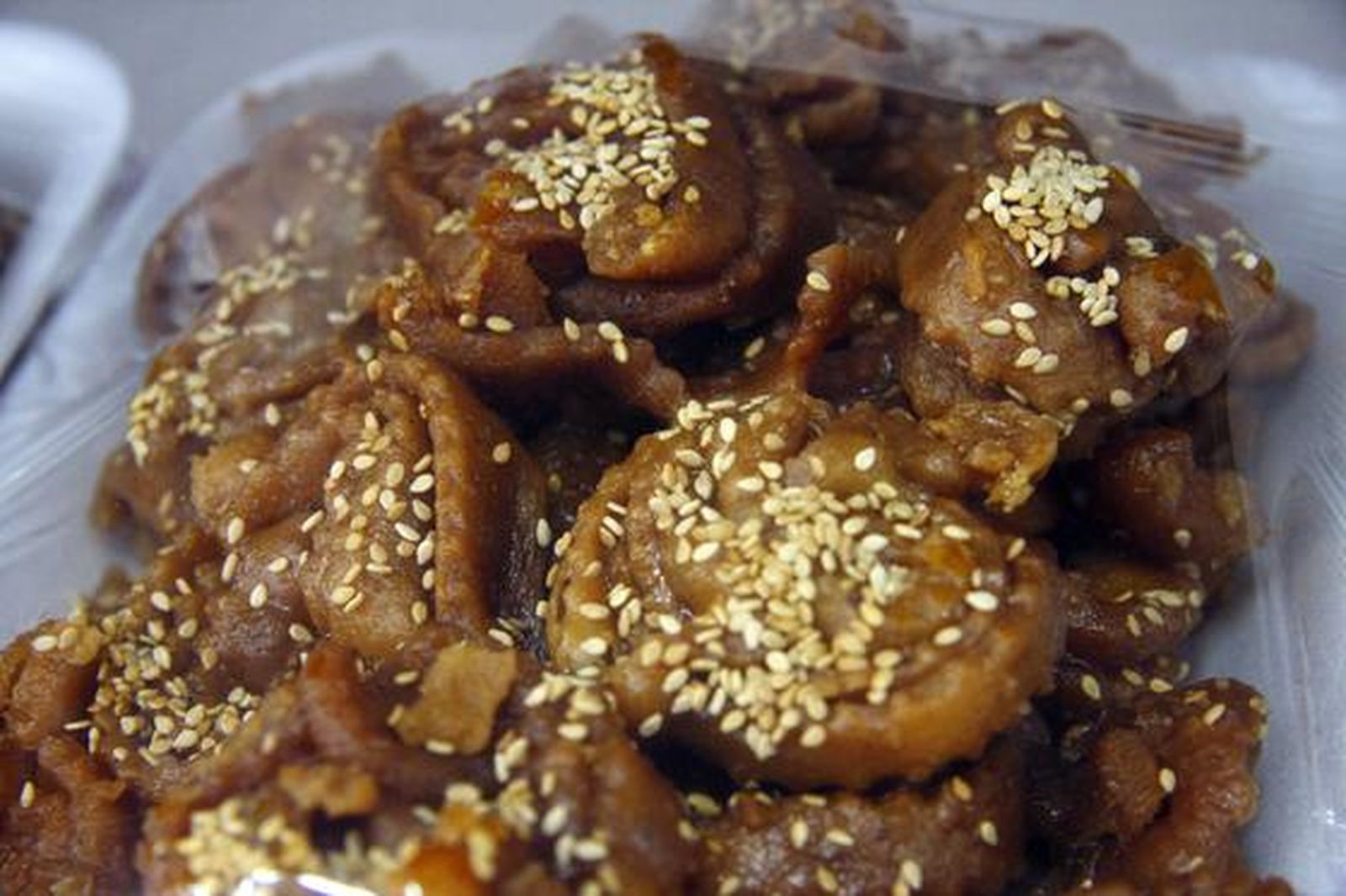 Alimentos de la tienda y carnicería Halal Hamid en Sevilla.

Foto: Belén Vargas