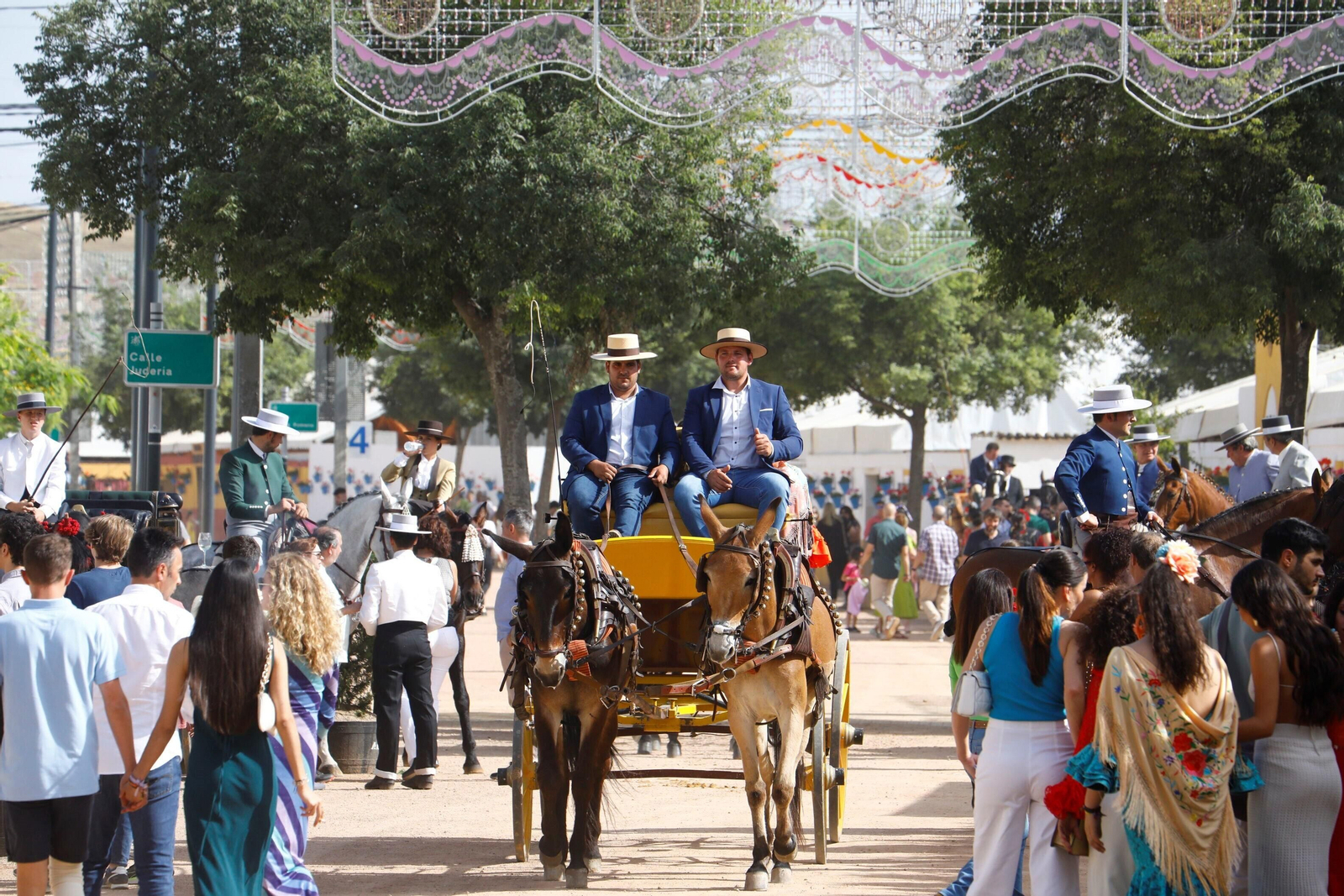 Un coche de caballos, en el recinto de El Arenal en la Feria de Córdoba de 2023. Un coche de caballos, en el recinto de El Arenal en la Feria de Córdoba de 2023.