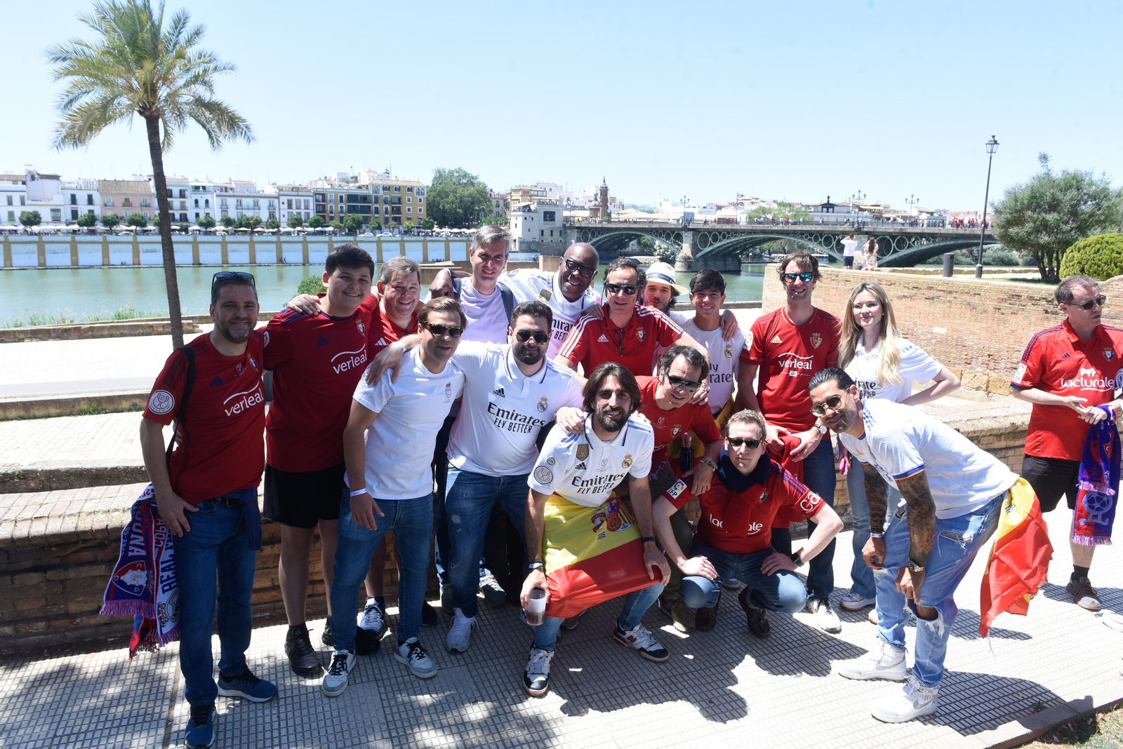 Búscate en la galería gráfica de las aficiones de Osasuna y Real Madrid en Sevilla