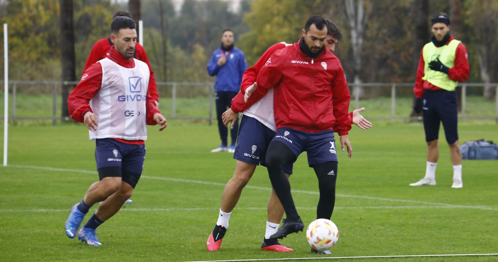 De las Cuevas, ante la presencia de Kike Márquez, es presionado por Christian Delgado.