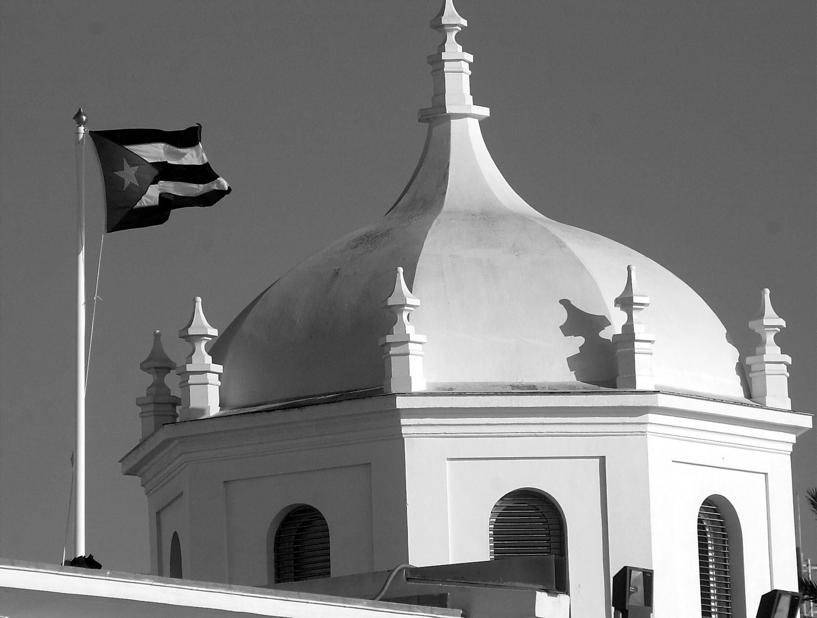 La bandera de Cuba ondea en el Balneario de La Palma durante el rodaje de la película de James Bond