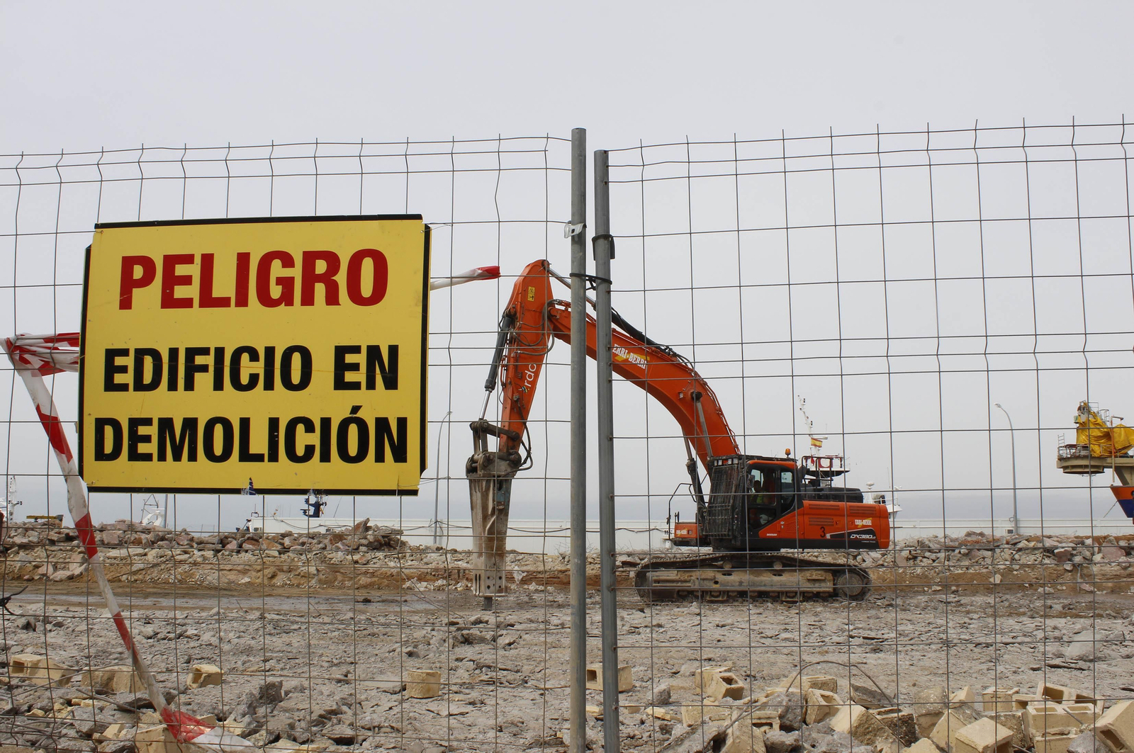 Las imágenes de la demolición de la nave de Crustamar