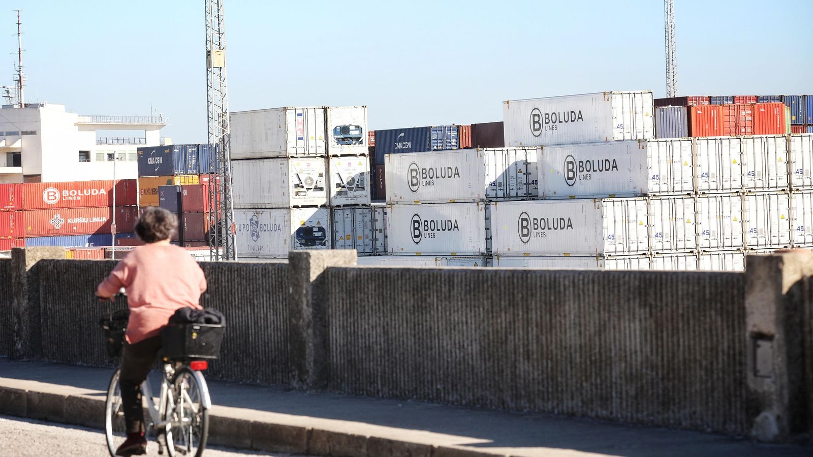 Varios contedores de Boluda en la terminal de carga del puerto de Cádiz