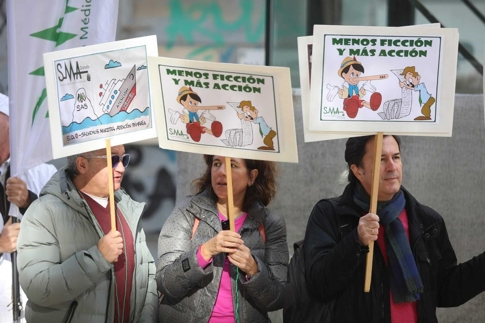 Profesionales concentrados, este miércoles, ante la Delegación del Gobierno andaluz en Málaga.