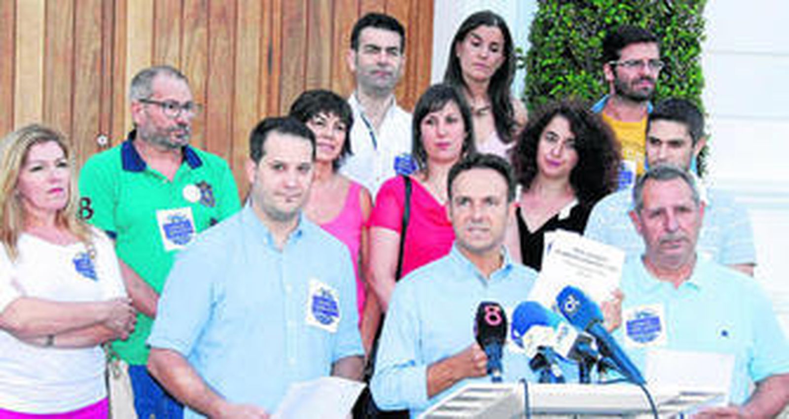 El pacto de gobierno se firmó ayer a última hora de la tarde a las puertas del Ayuntamiento, en la plaza de Isaac Peral.