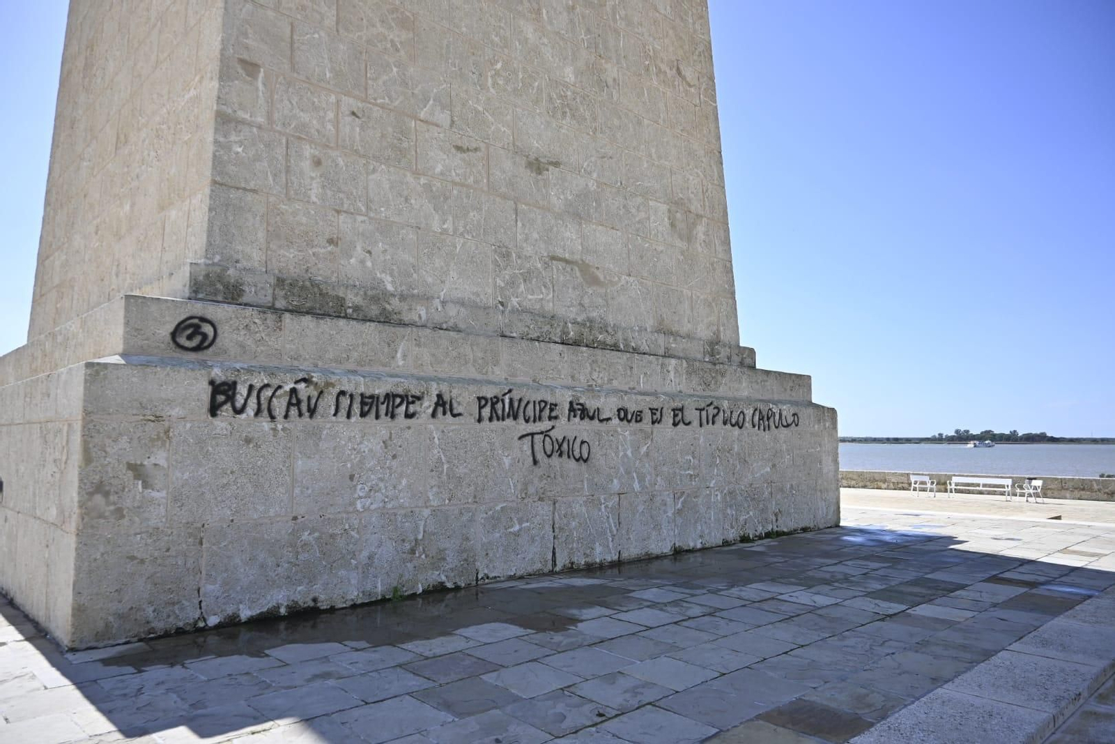 Pintan con grafiti el Monumento a Colón en Huelva: imágenes del acto vandálico