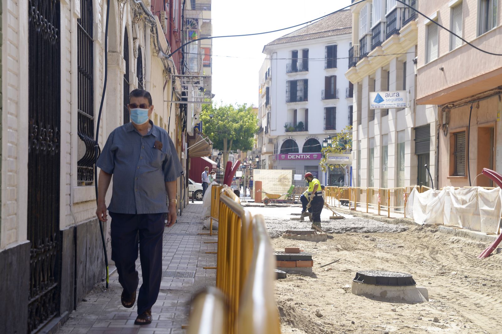 Imágenes del primer día de obligatoriedad de las mascarillas en La Linea.