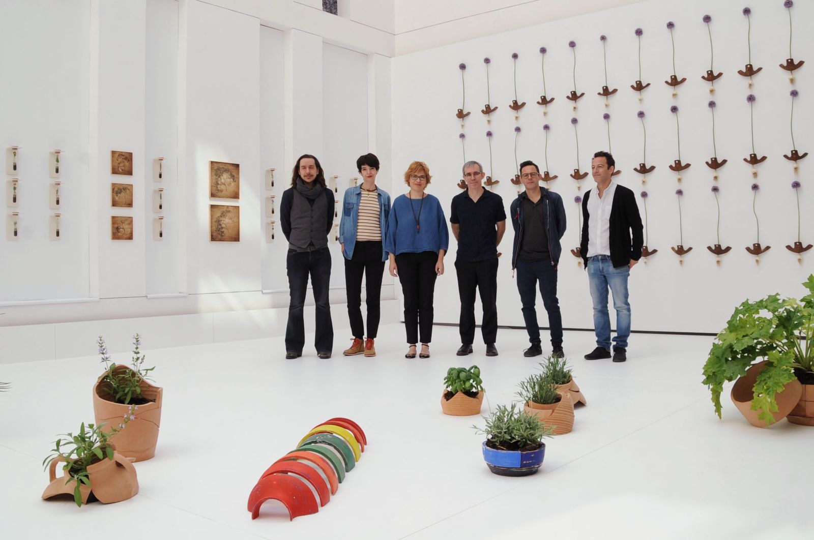Marisa Ruz e Ignacio Collado, con artistas participantes en 'Lecturas en flor'.