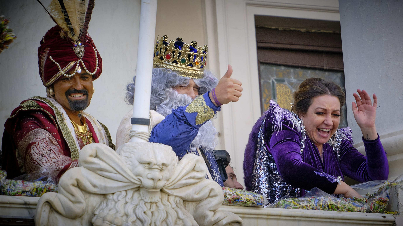 Los Reyes Magos saludan desde el balcón del Ayuntamiento