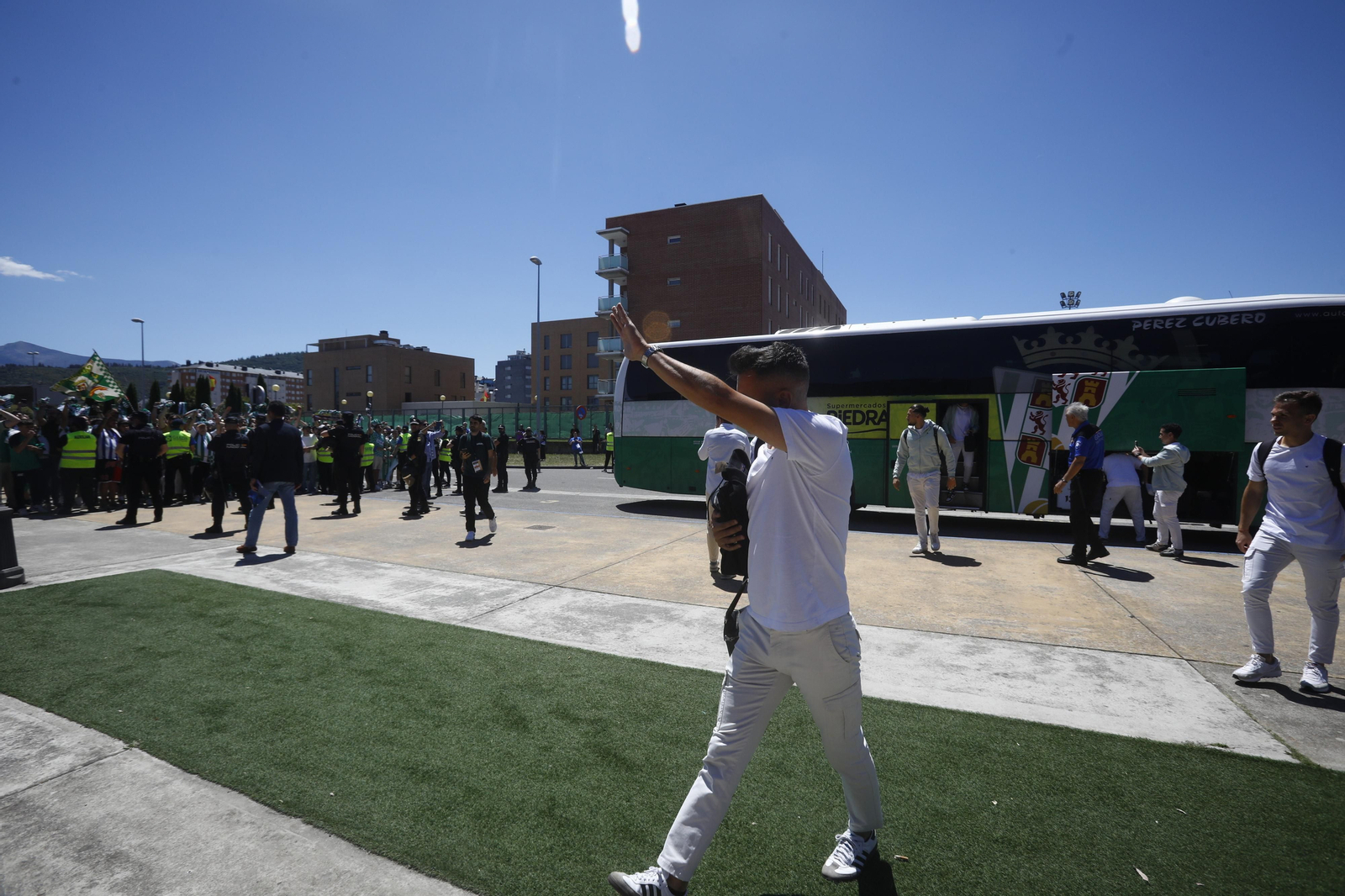 El Córdoba CF recibe el calor de su afición a su llegada a El Toralín antes del partido ante la Ponferradina El Córdoba CF recibe el calor de su afición a su llegada a El Toralín antes del partido ante la Ponferradina