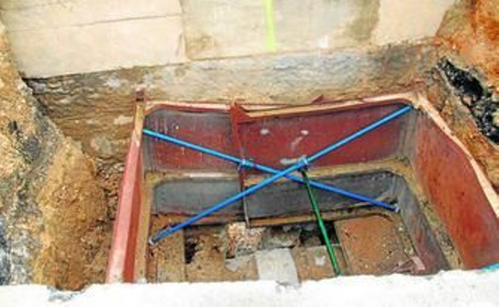 Una de las catas realizadas en uno de los extremos del histórico Puente Zuazo.