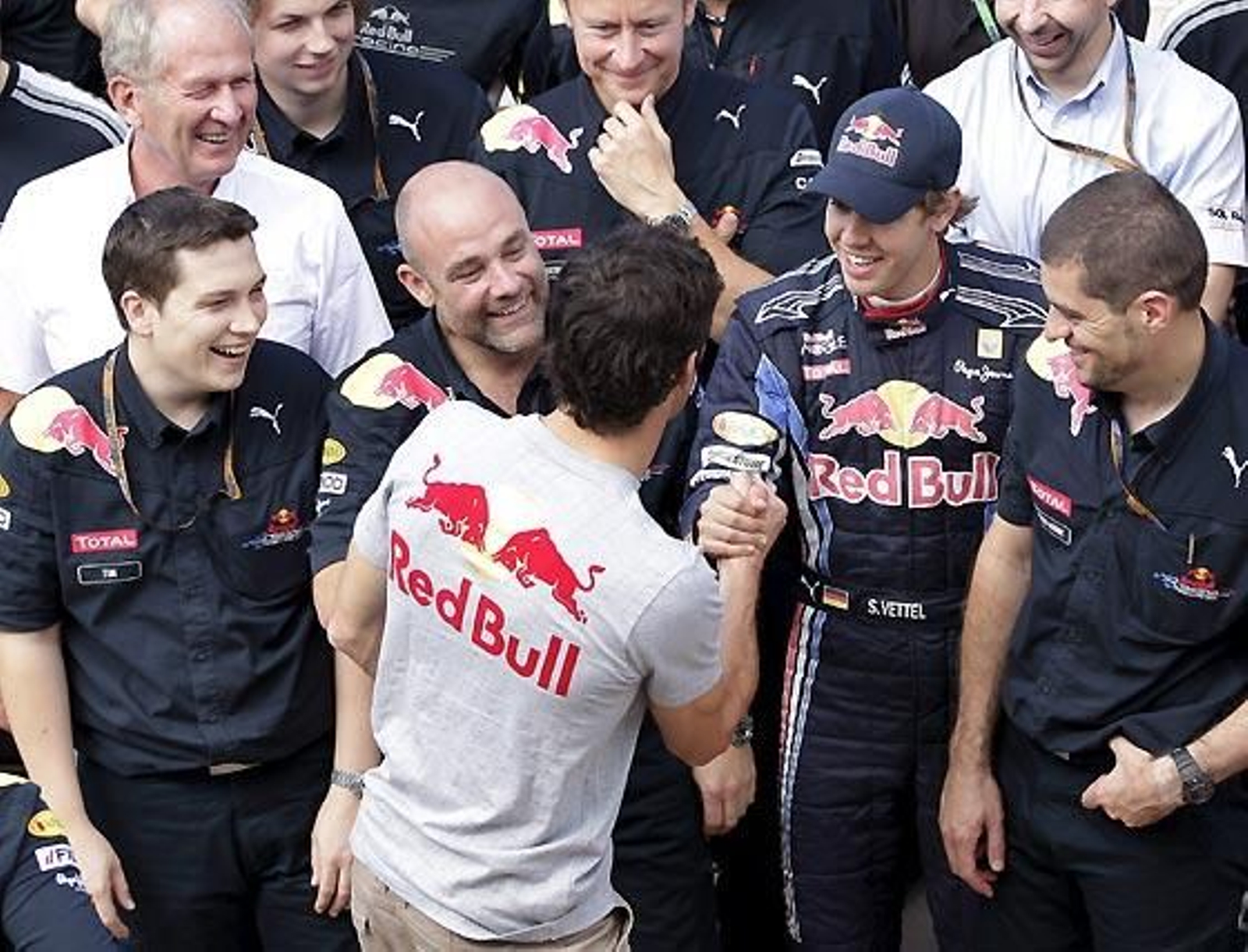 Mark Webber (Red Bull), que sufrió un aparatoso accidente en las primeras vueltas del Gran Premio de Europa, felicita a su compañero Sebastian Vettel por su victoria.

Foto: Afp Photo / Reuters / Efe