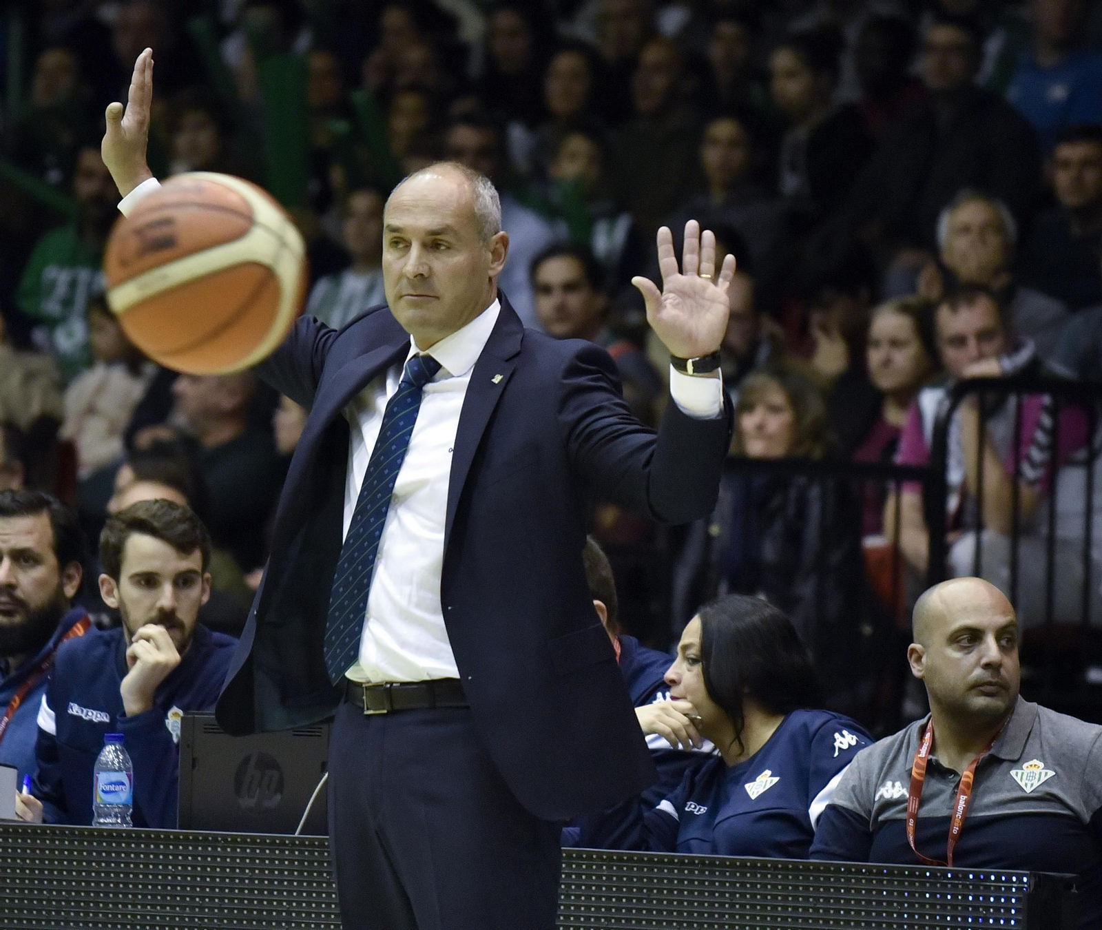 Curro Segura gestualiza en la banda de San Pablo.