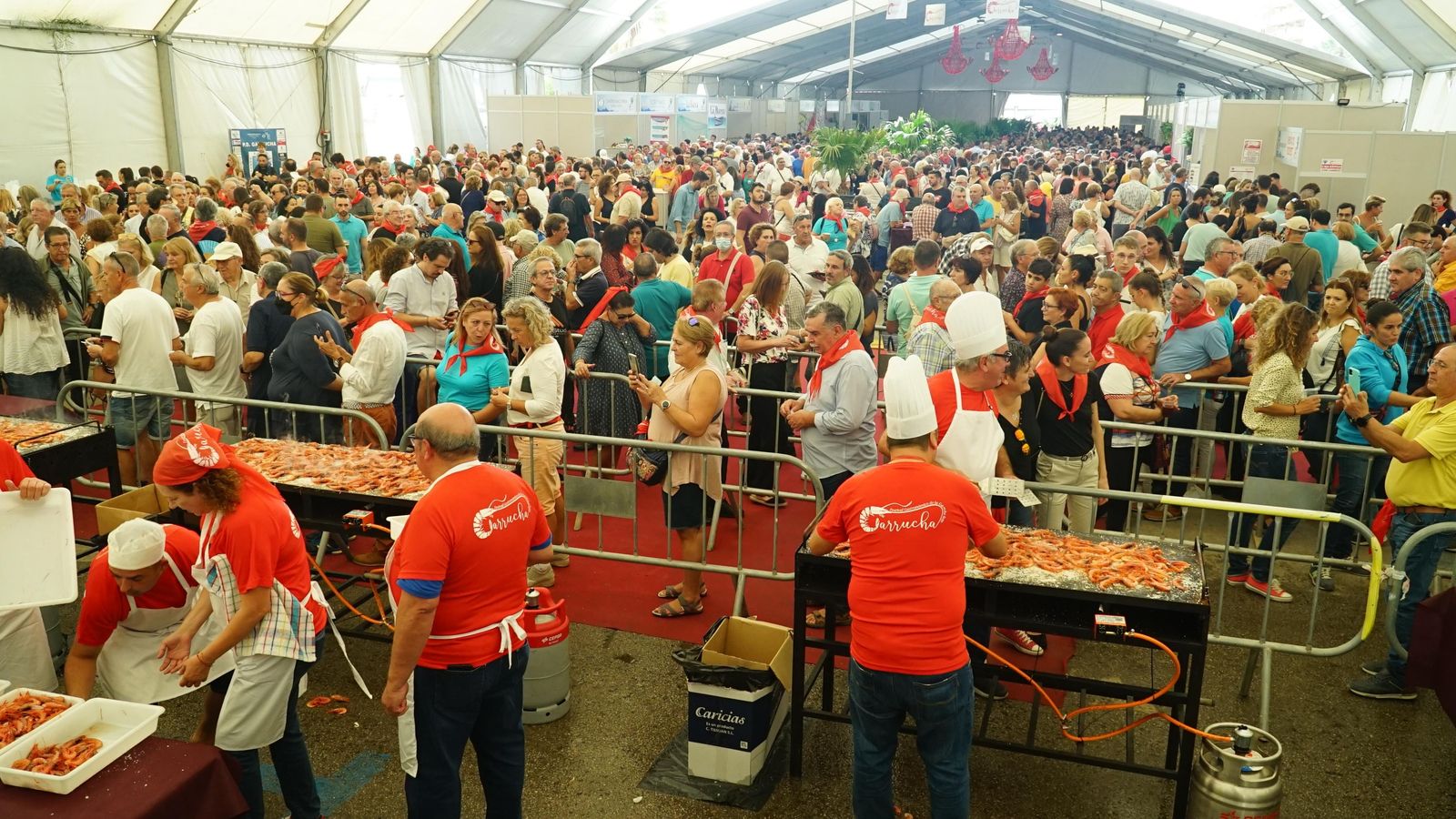 Estampa de la carpa popular habilitada en la explanada del puerto este mediodía.