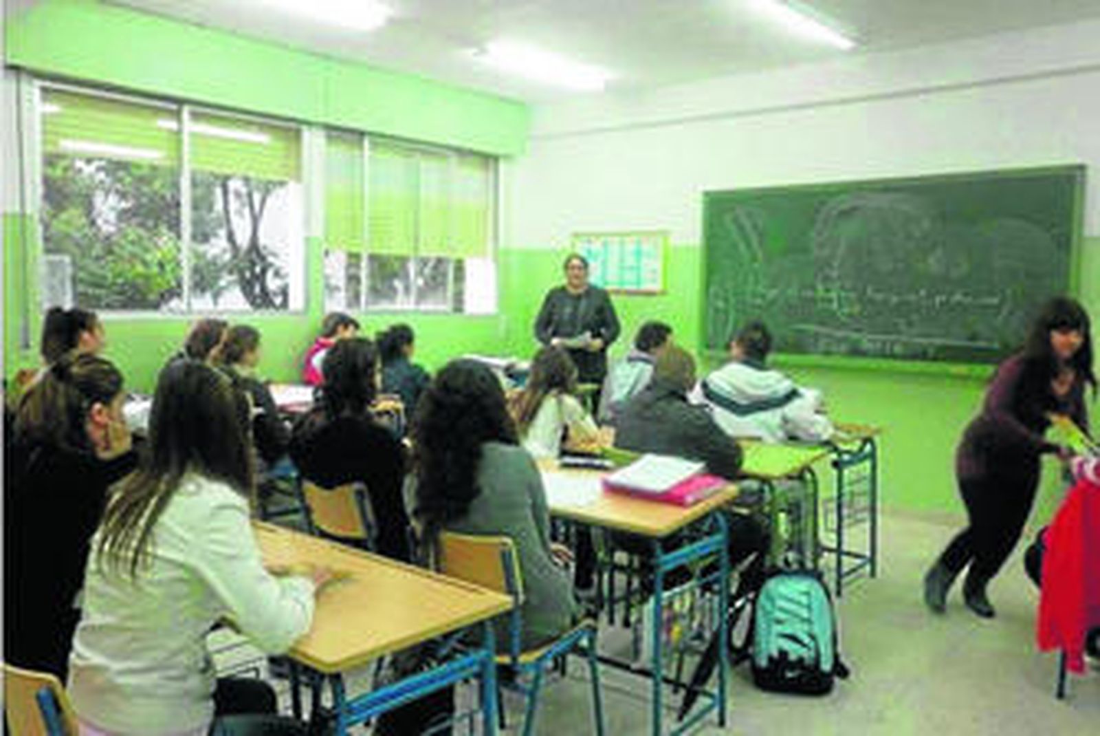 Rosario Cortés, impartiendo clases en un instituto de San Roque sobre la historia de la raza gitana.