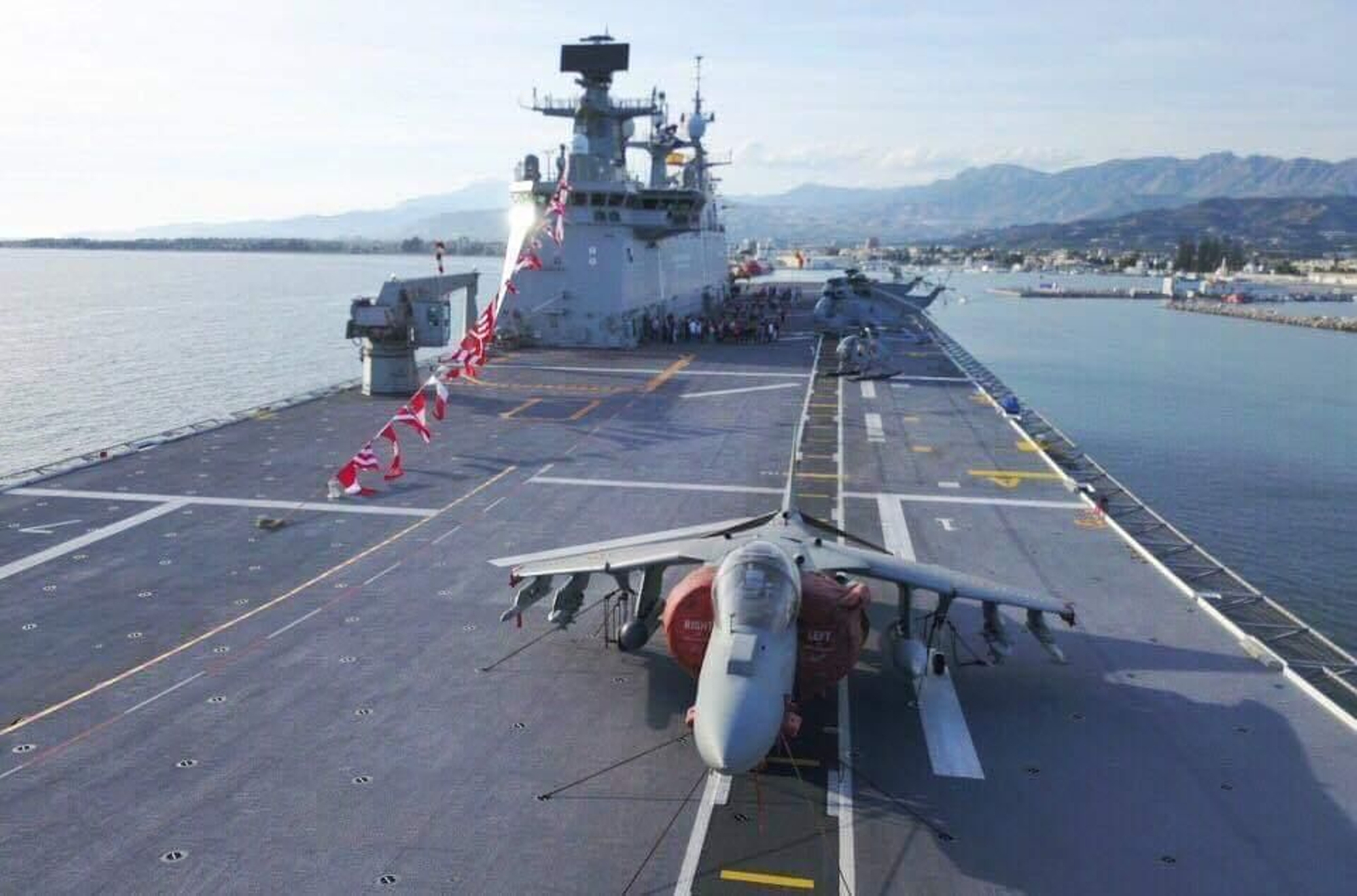 El Juan Carlos I con un avión Harriet.