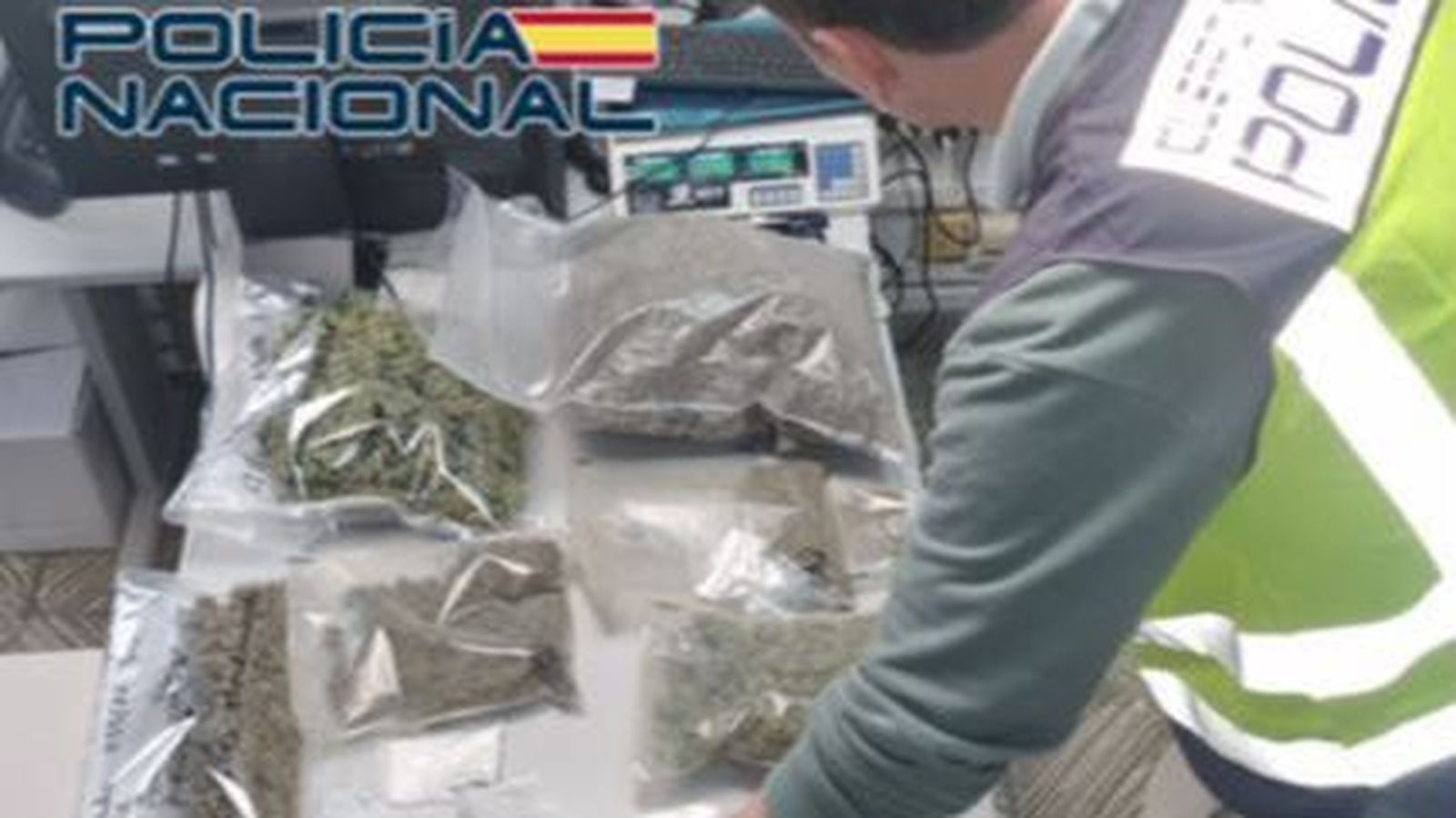 Imagen de la cocaína y la marihuana intervenida en la operación policial