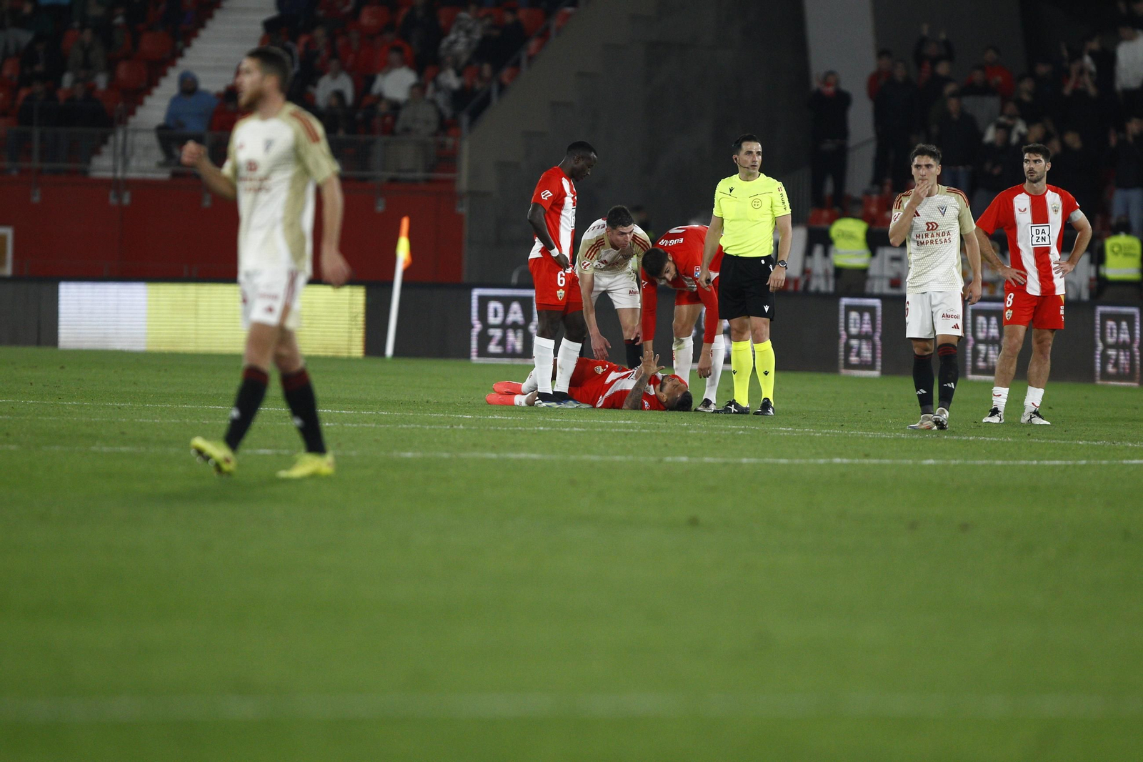 La U.D. Almería se impone por 1-0 al C.D. Mirandés y alcanza la segunda plaza, en imágenes