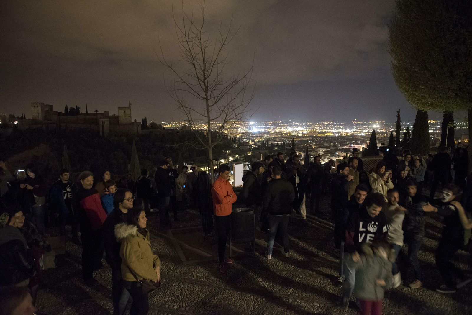 La Alhambra apaga la luz por la salud de la Tierra