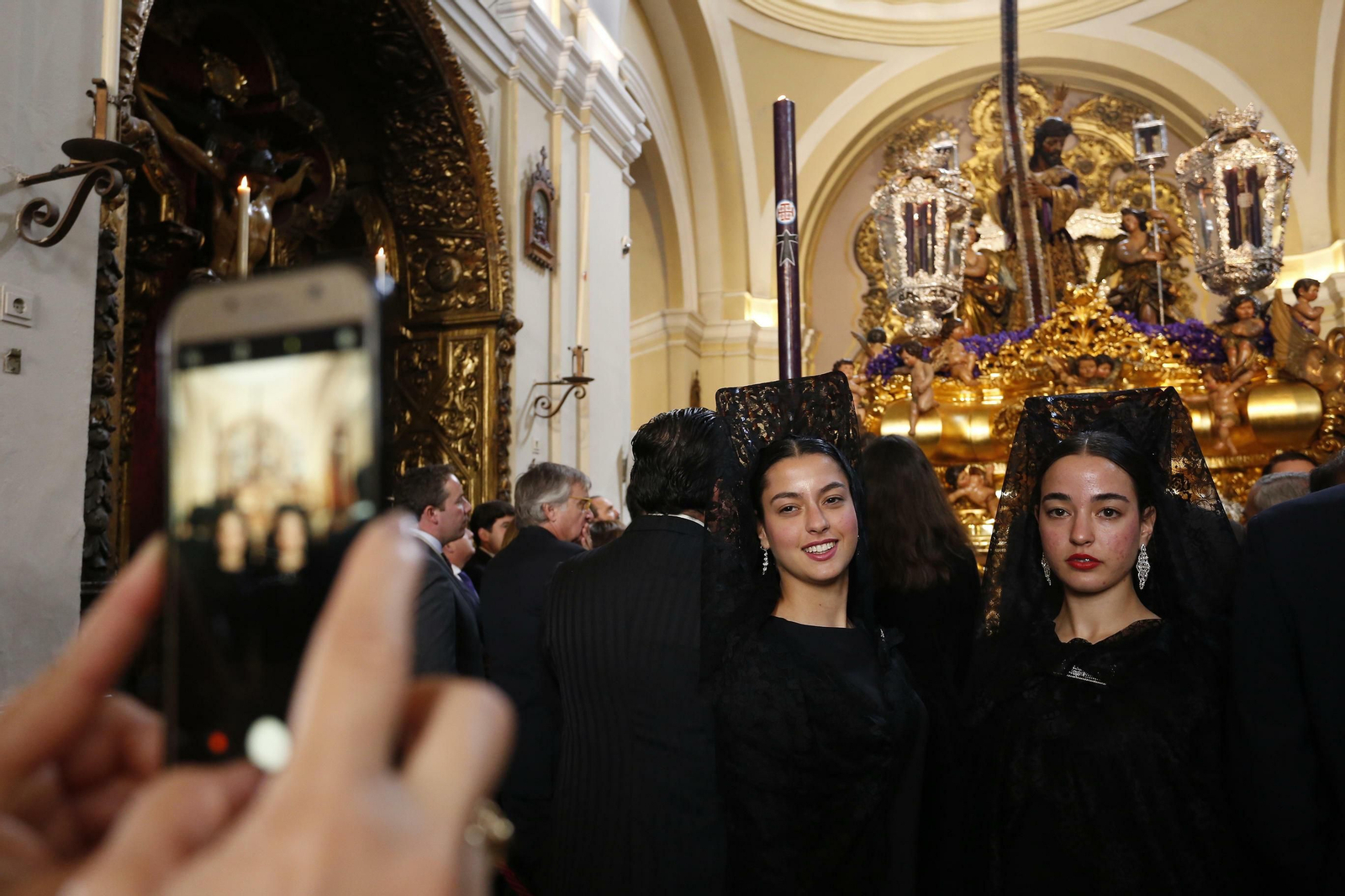 Colas en los templos a la espera de la Madrugá
