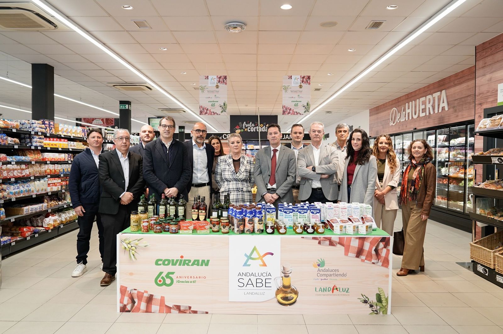 Foto de familia durante la presentación de la promoción de Covirán junto con Landaluz.