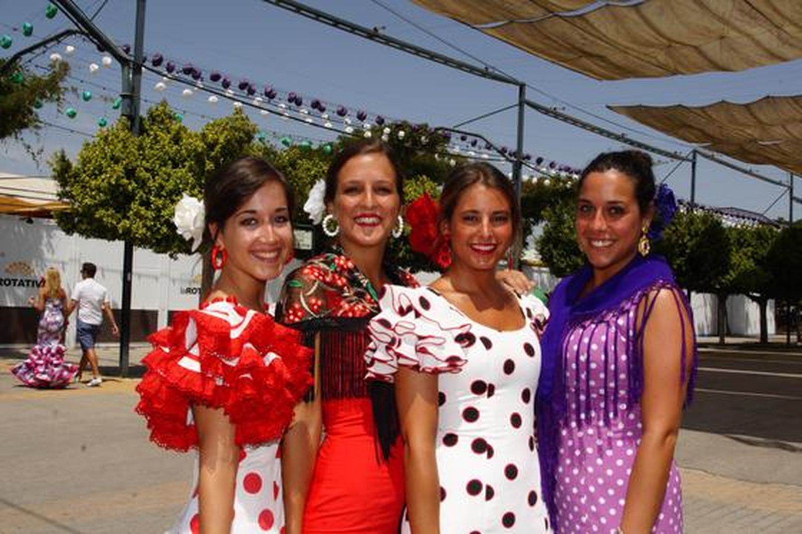 Un grupo de amigas disfruta de la fiesta en el Real de la Feria. 

Foto: Punto Press