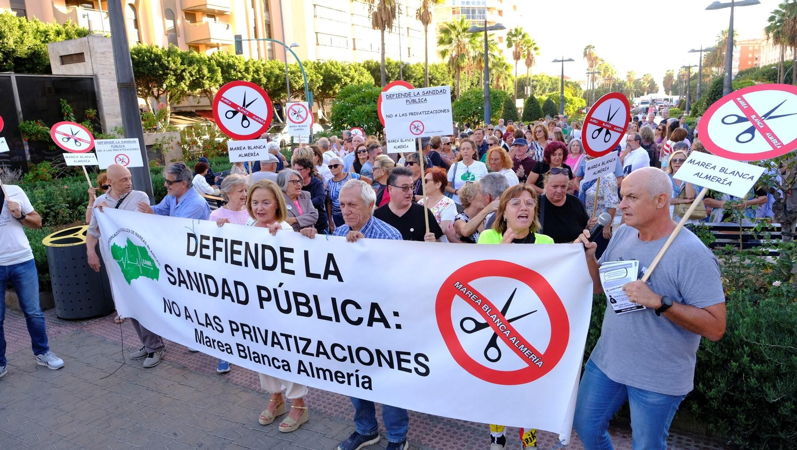 Concentración de la Marea Blanca en la Rambla de Almería.