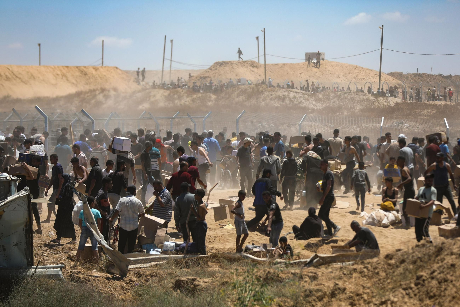 Cientos de palestinos, en uno de los polémicos puntos de suministros de ayuda de la Fundación Humanitaria de Gaza el pasado verano.