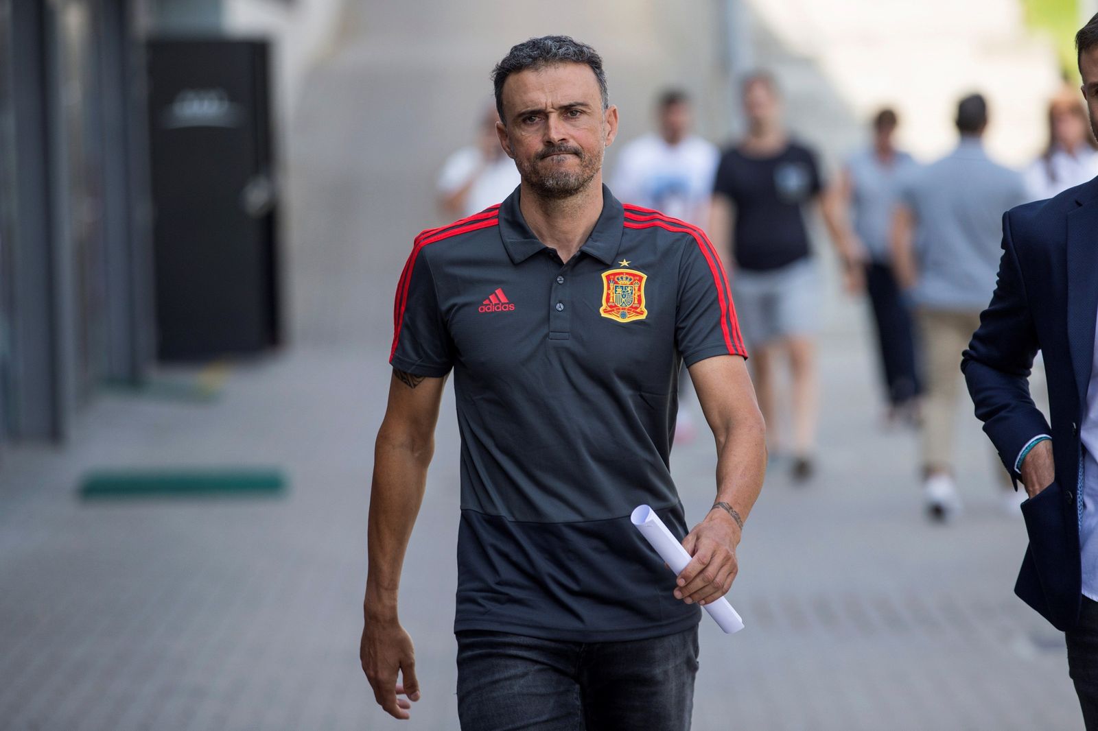 Luis Enrique camina hacia la sala de prensa para dar a conocer su primera lista de convocados como seleccionador.