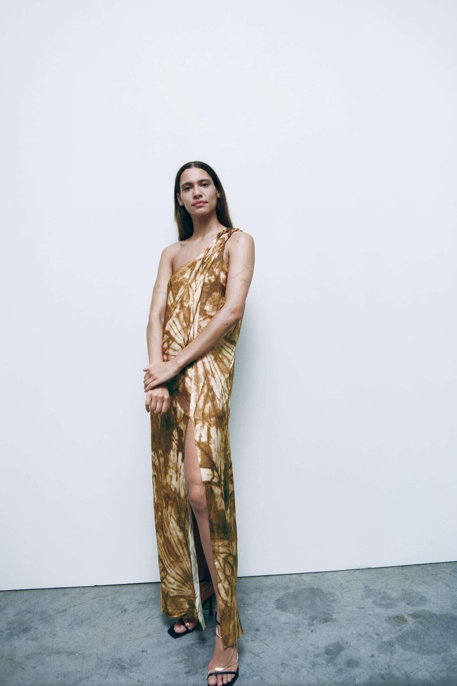 Vestido asimétrico de Zara.