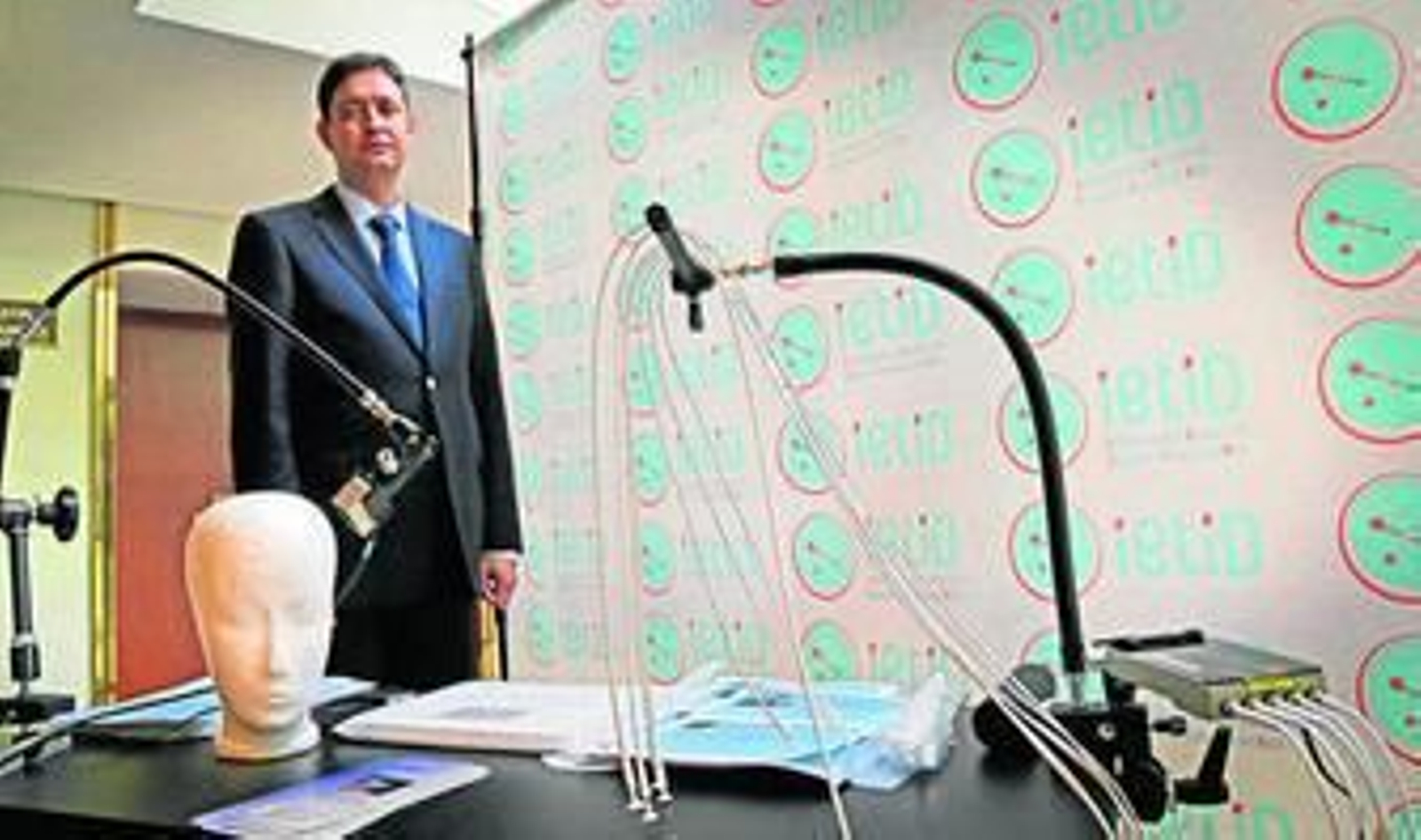 El doctor Domingo Ventura, ayer, en una de las mesas con nuevos instrumentos de tratamiento.