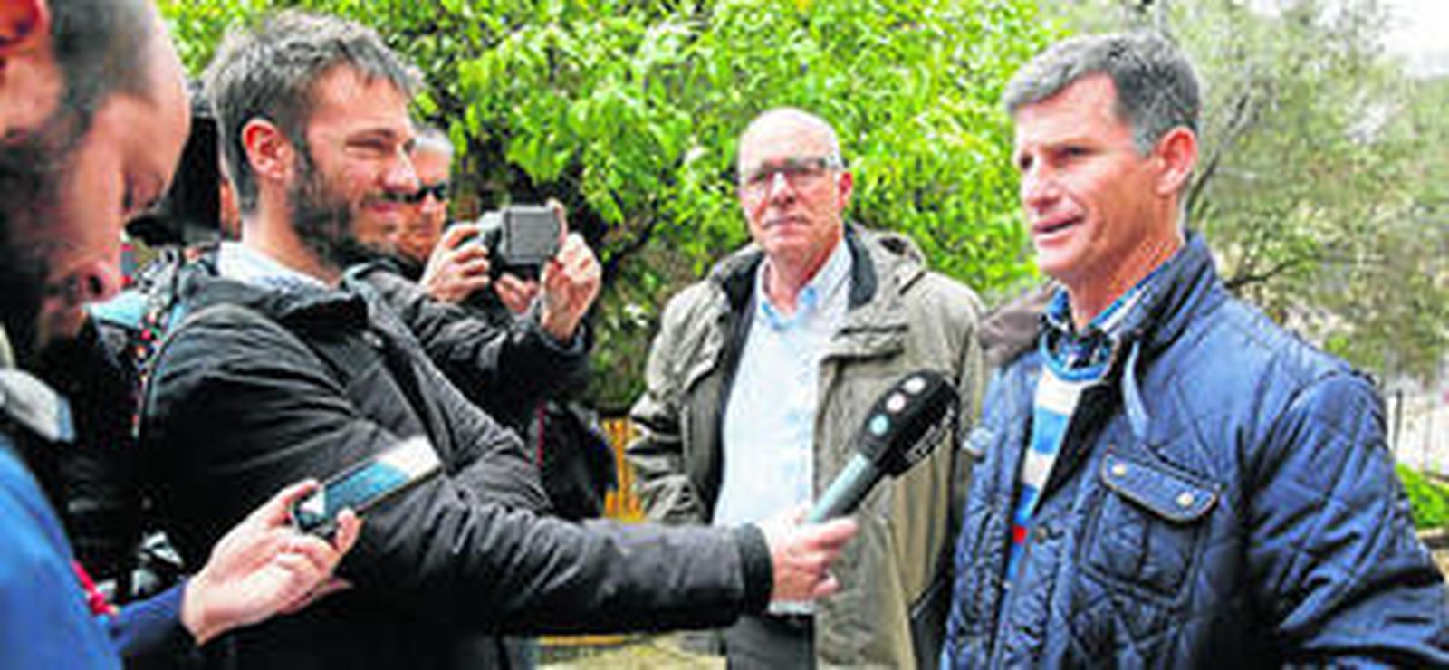 El presidente del Alhaurín de la Torre, Francisco Flores, atendiendo a los medios de comunicación.