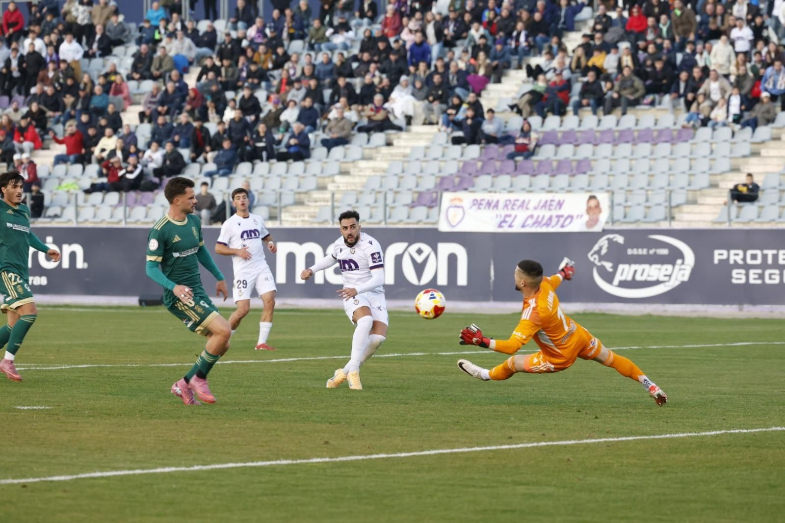 Jero trata de evitar el gol anulado a Alberto Bernardo.