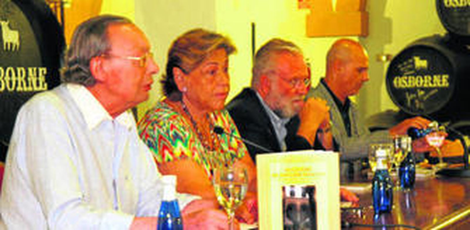 Luis Suárez, Fátima Ruiz de Lassaletta, el Conde de Osborne y José Mateos durante la presentación del libro.
