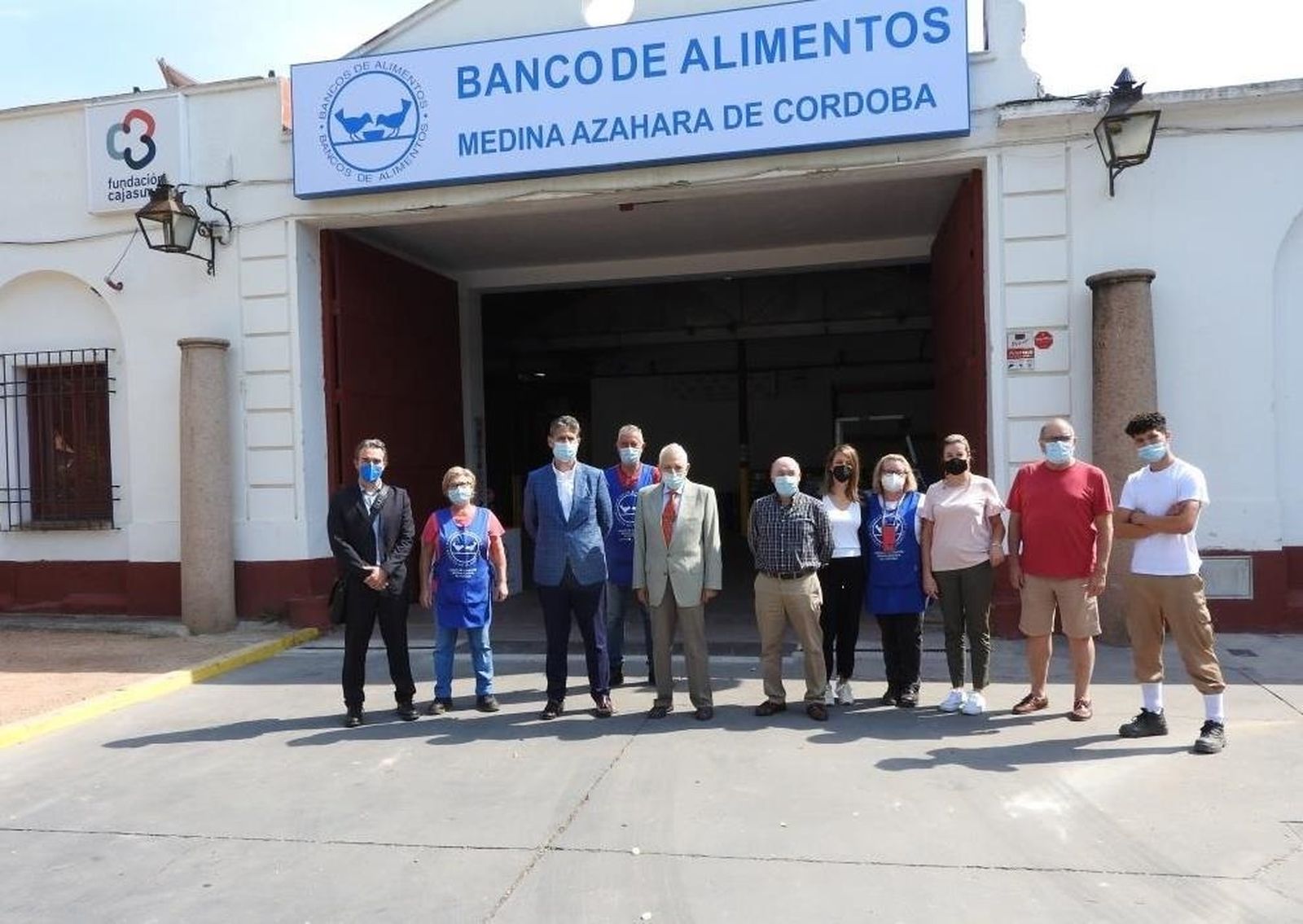 Voluntarios del Banco de Alimentos de Córdoba junto a miembros de las Fundaciones Cajasur.
