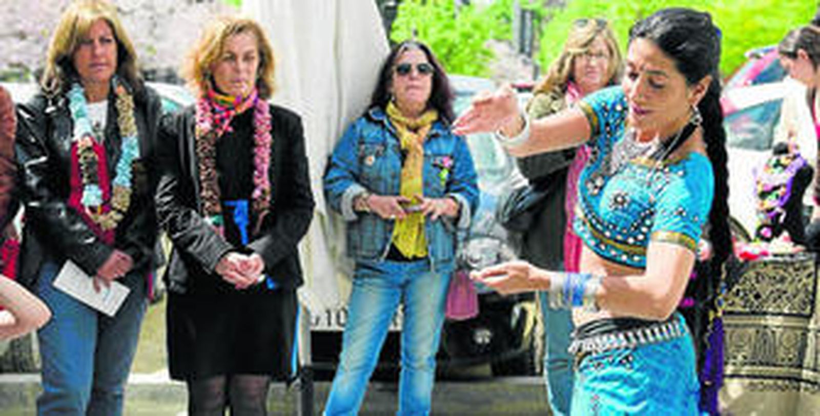 Beatriz Crespo ejecuta una danza de la India en presencia de la edil Dolores Pablo-Blanco.