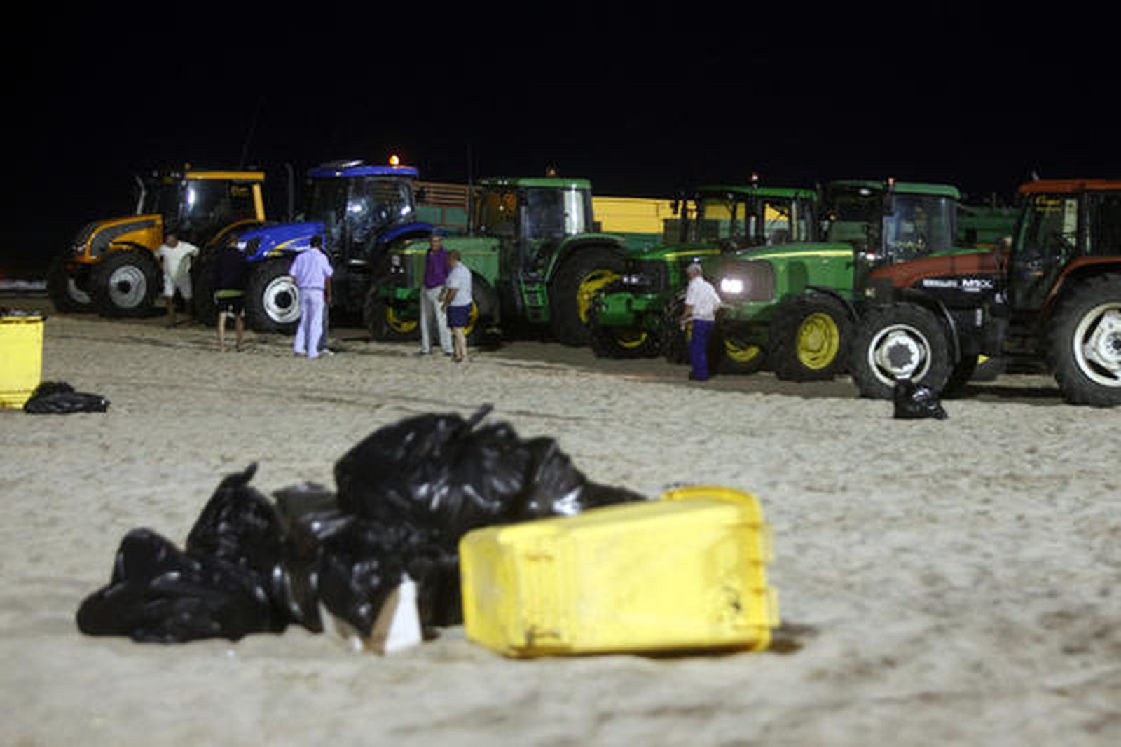 Los servicios de limpieza recogen 42 toneladas de residuos de la arena tras la noche de las barbacoas del Trofeo Carranza.

Foto: Jesus Marin