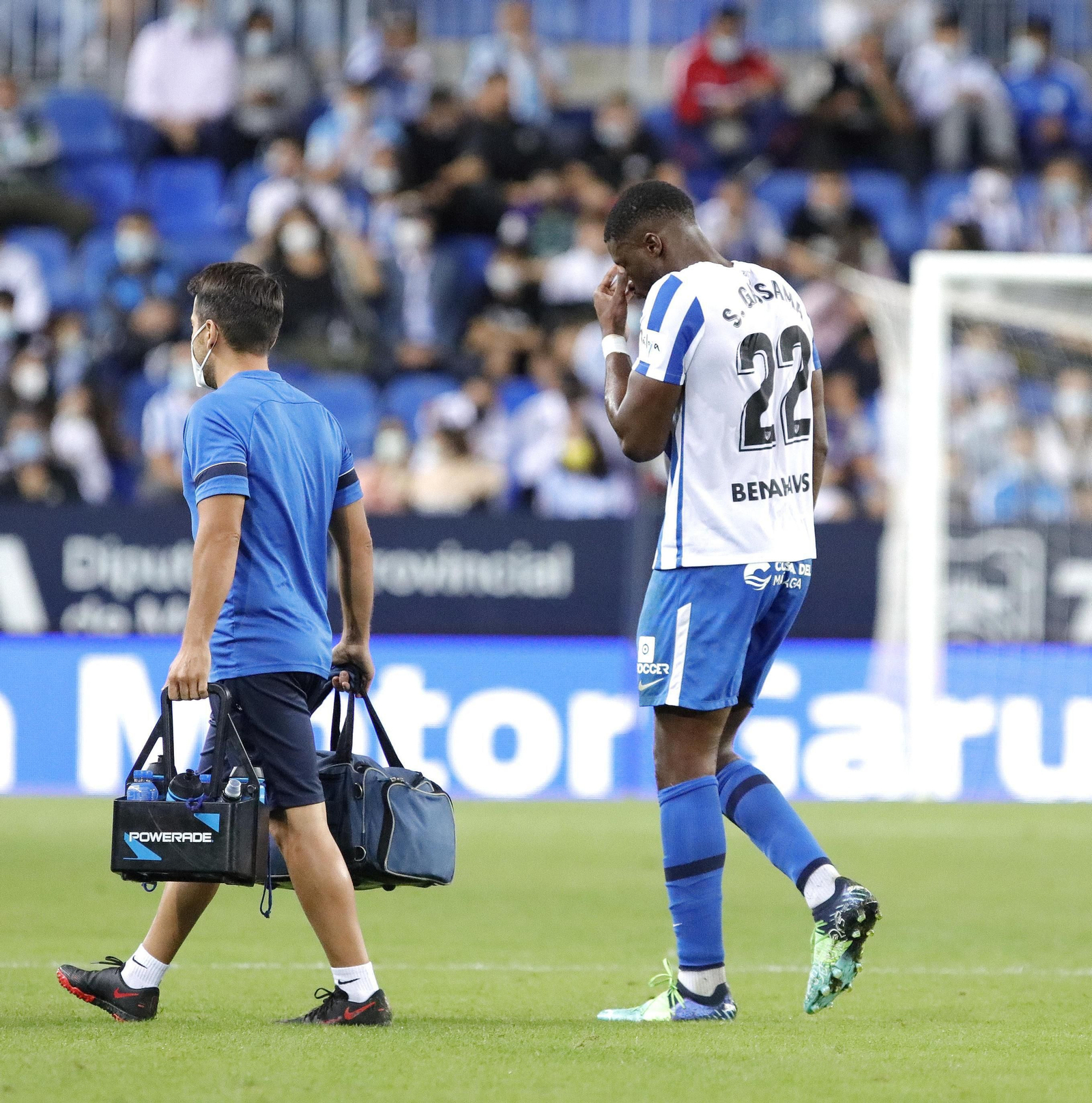 Sekou Gassama, al marcharse lesionado en el Málaga CF - Lugo.