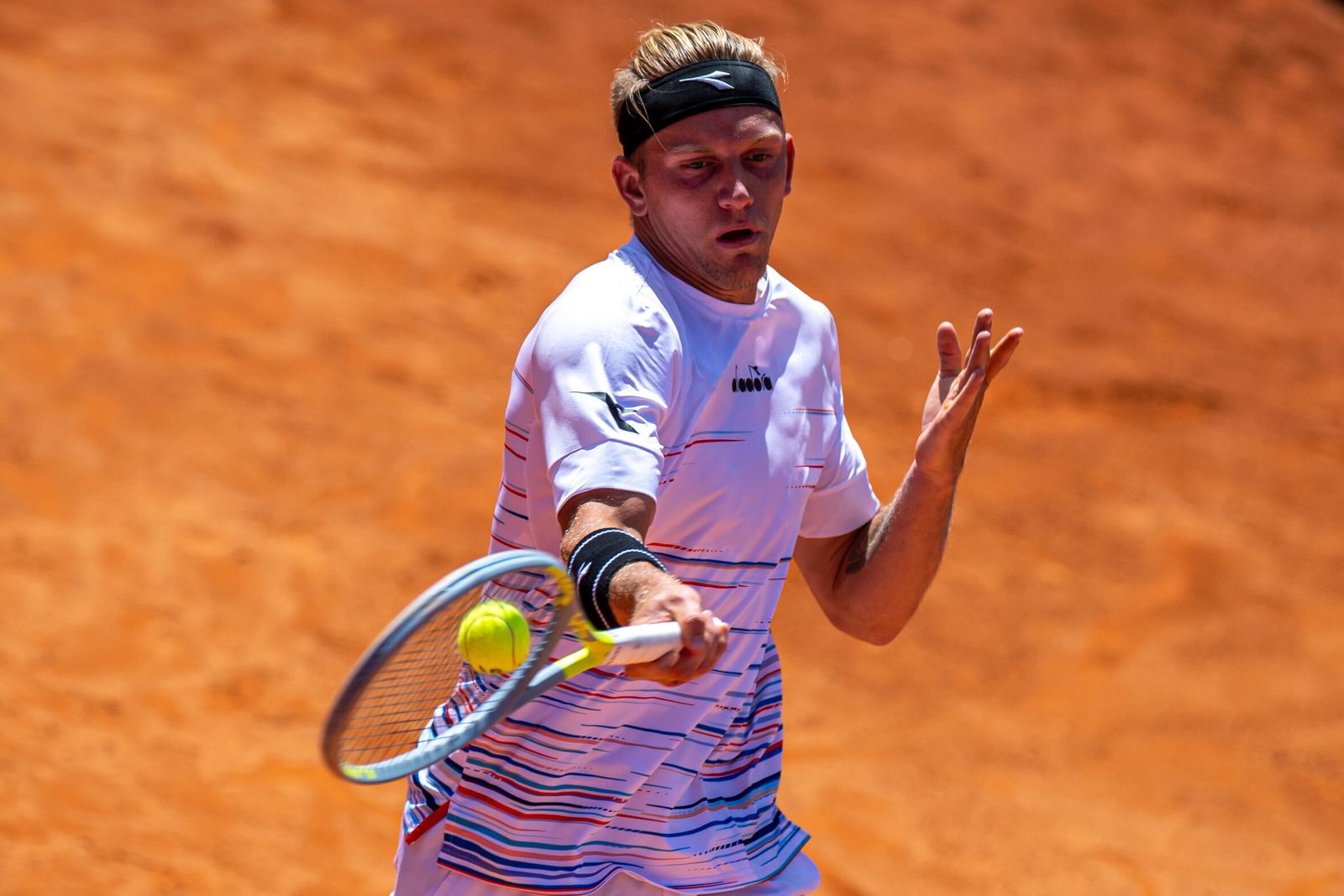 Davidovich golpea la pelota.