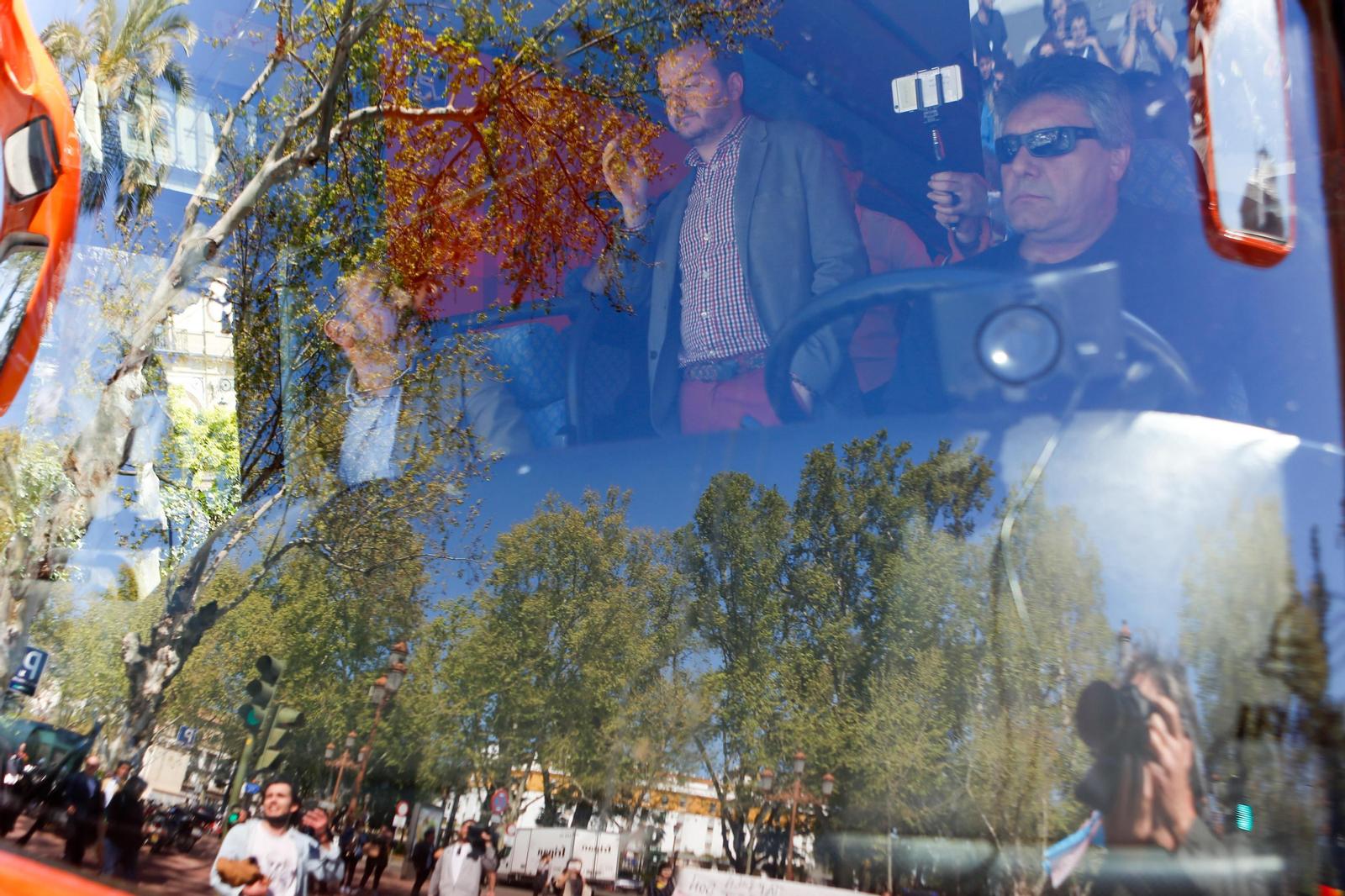 El recibimiento en Sevilla al autobús de Hazte Oír, en imágenes