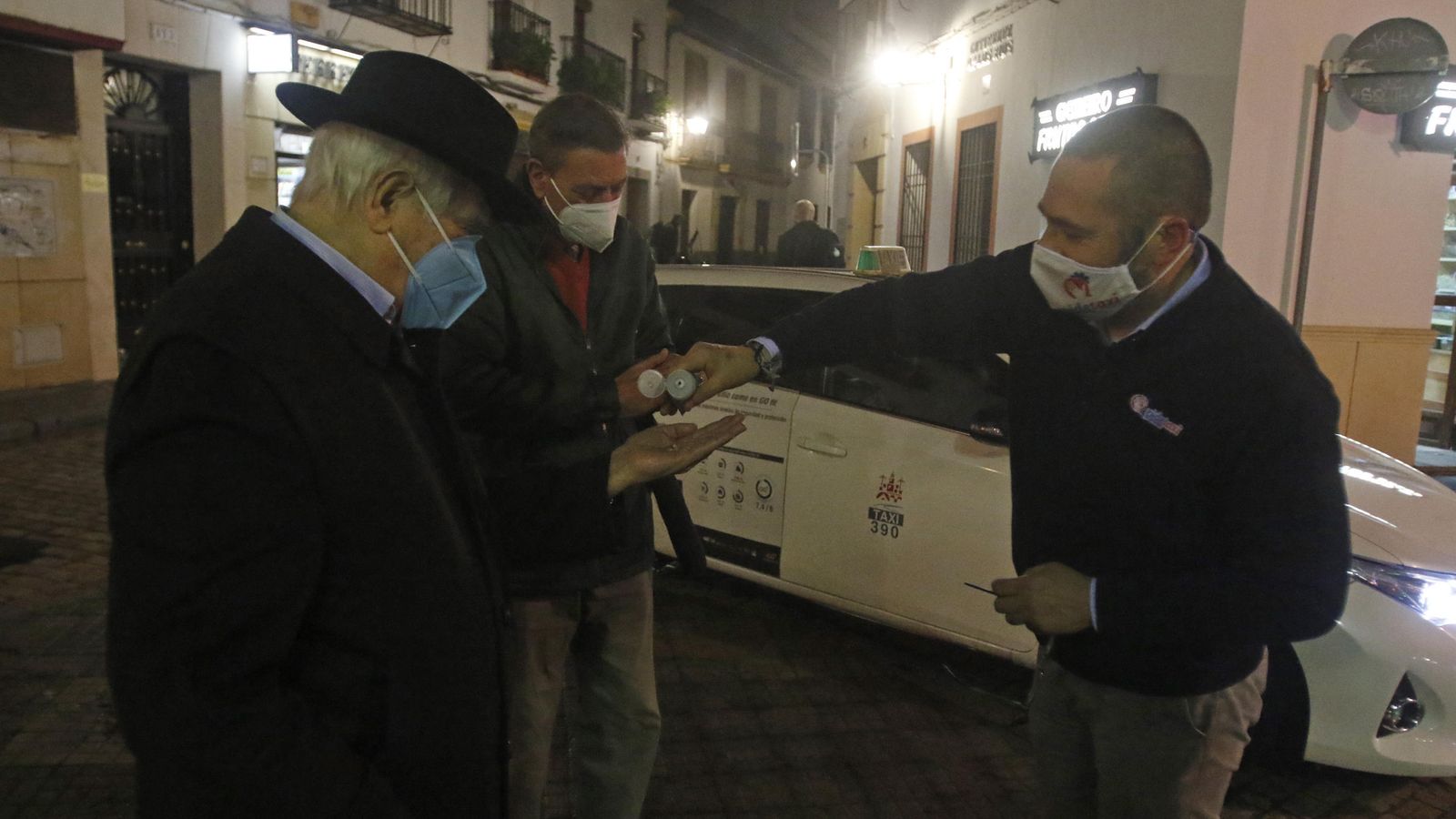 Rafael Tierno y Manuel Bujalance, antes de entrar al taxi.
