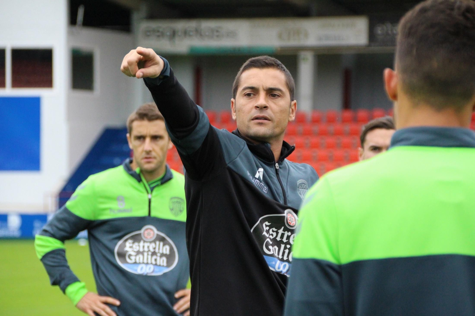 Francisco da órdenes a sus jugadores durante un entrenamiento con el Lugo.
