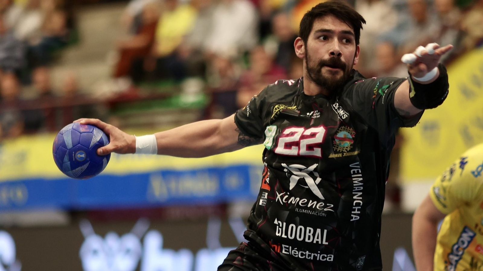 Javi García, pivote del Ángel Ximénez, lanza ante la portería del Villa de Aranda.