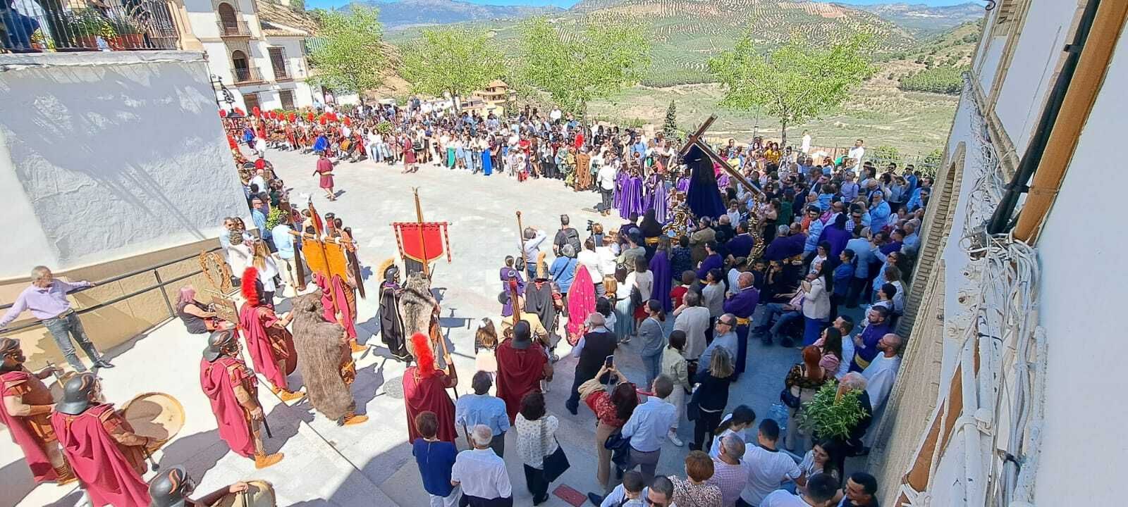 Viernes Santo en Iznájar: la procesión del Calvario, en imágenes