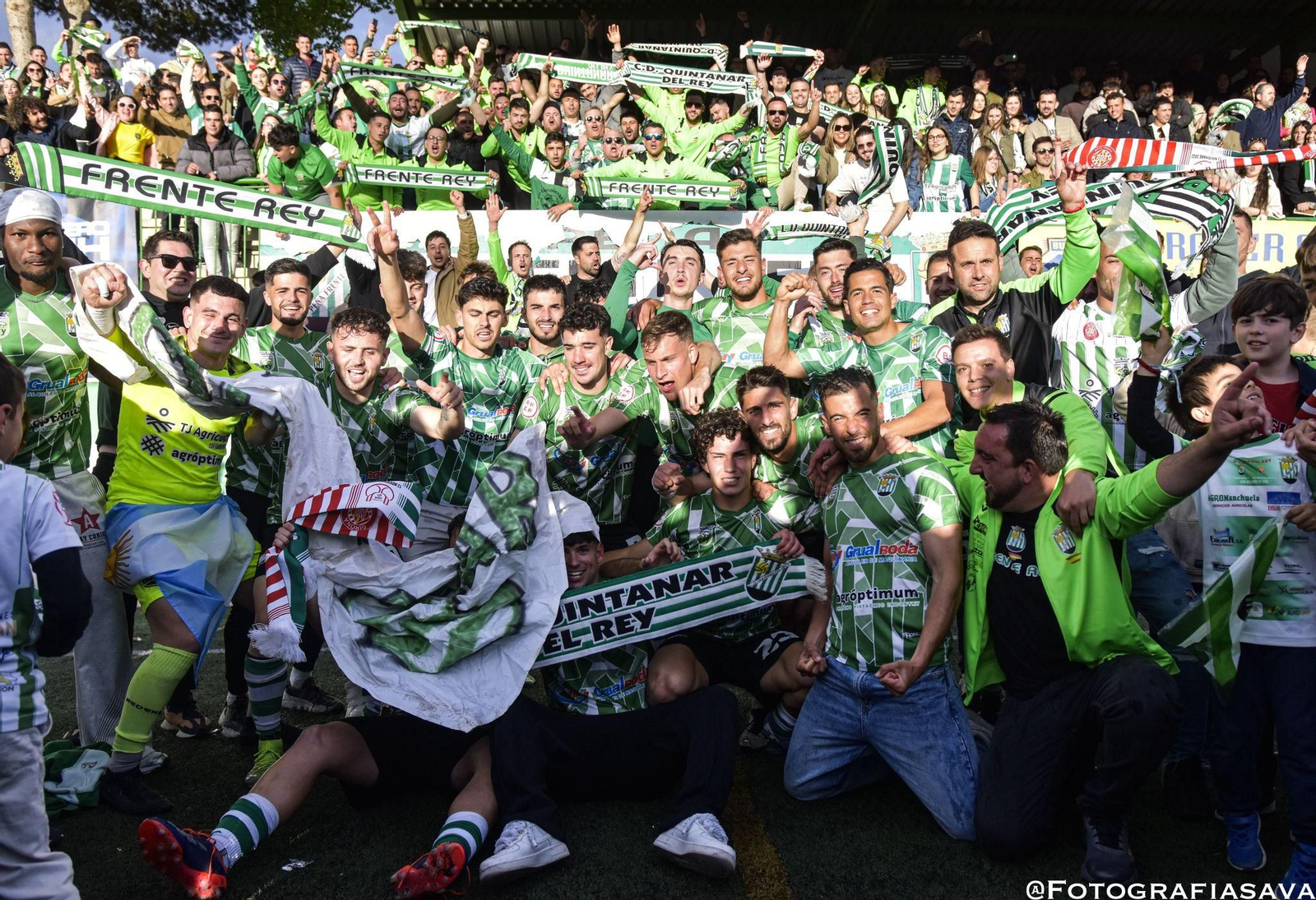El CD Quintanar del Rey celebra el título y el ascenso con su afición.