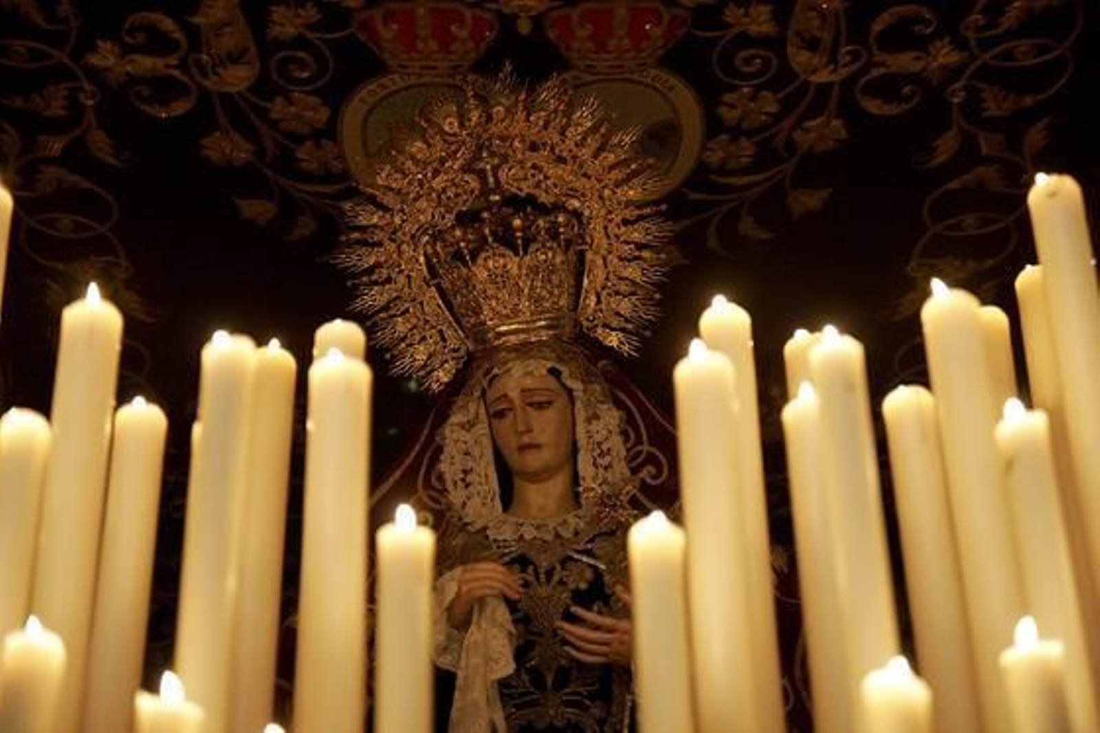 La ciudad se echó a la calle para acompañar a los pasos. Fotos: Espínola / Begoña Mora