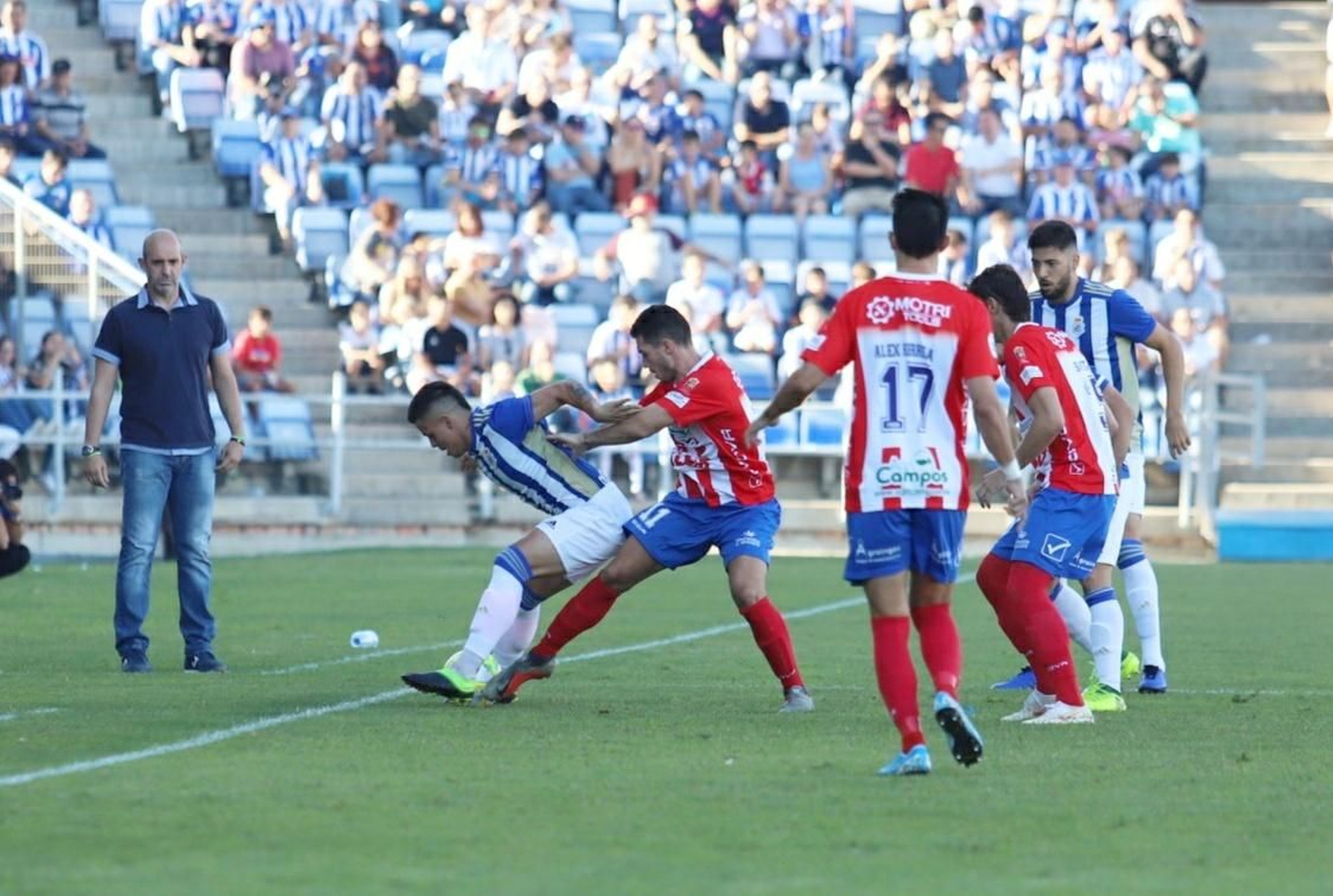 Gustavo Quezada protege el cuero en un lance del choque de hoy ante el Don Benito.