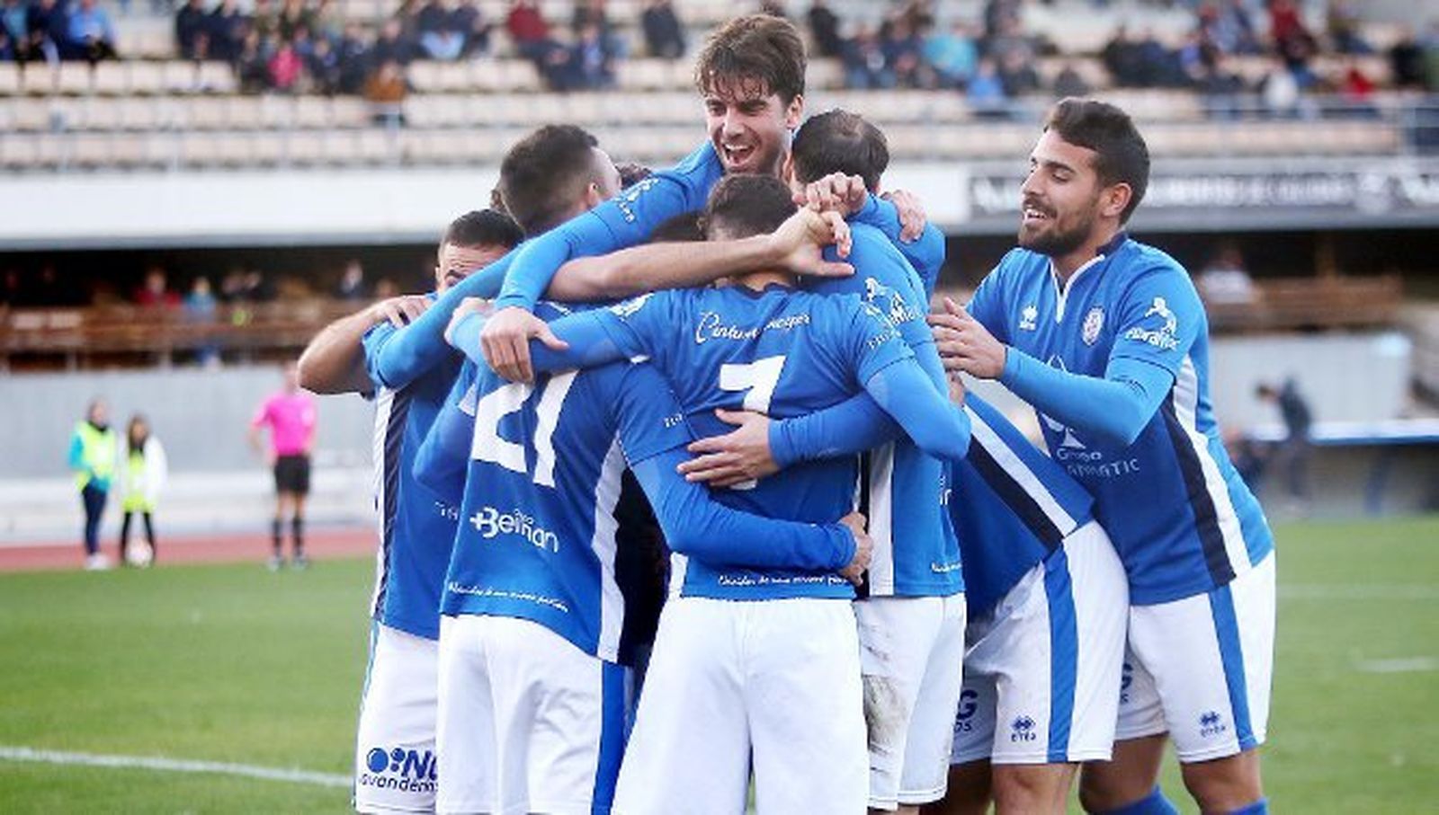 Los jugadores del XDFC hacen una piña para celebrar uno de sus tantos a la Olímpica ayer en Chapín.